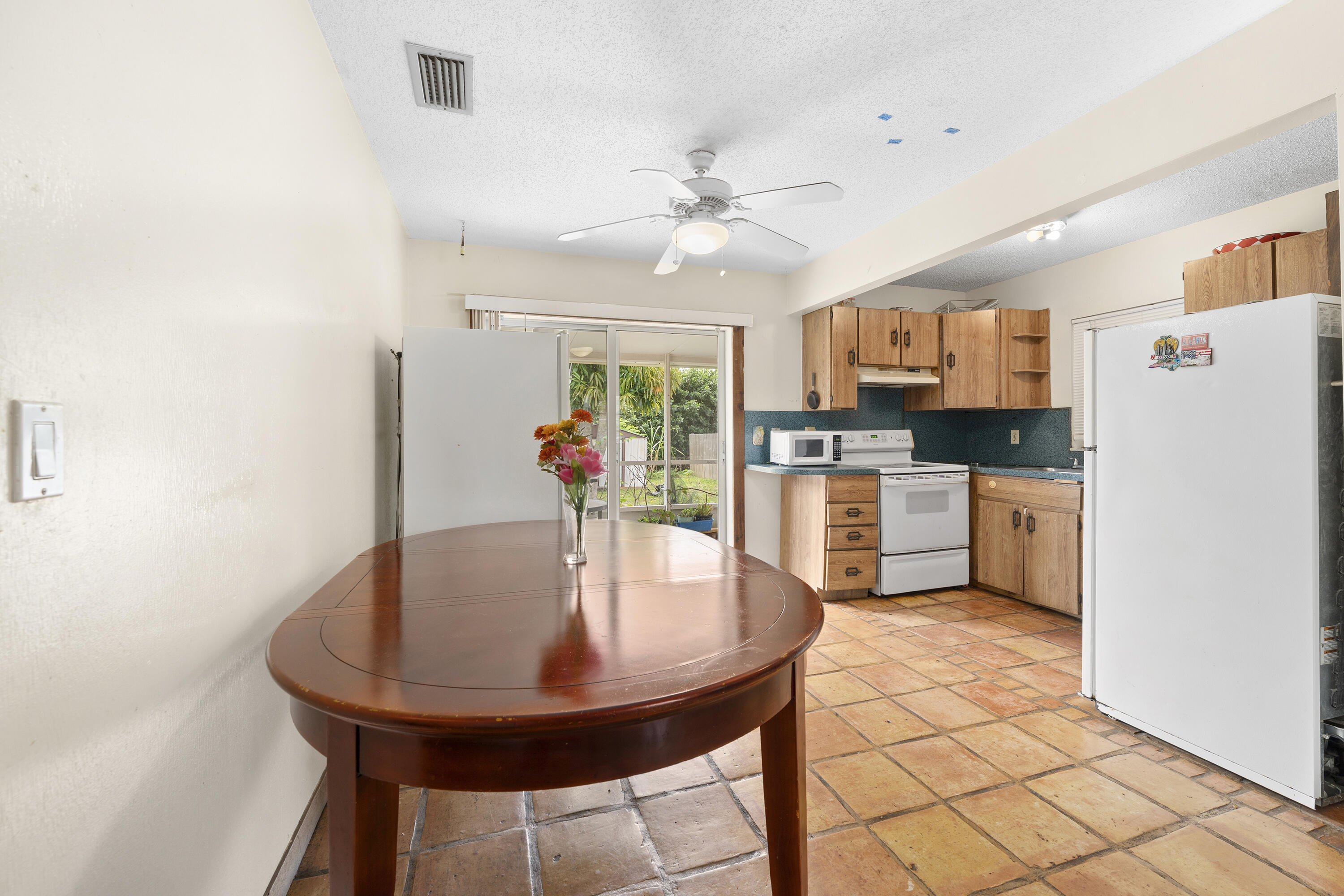 COUNTRY CLUB ACRES - Residential