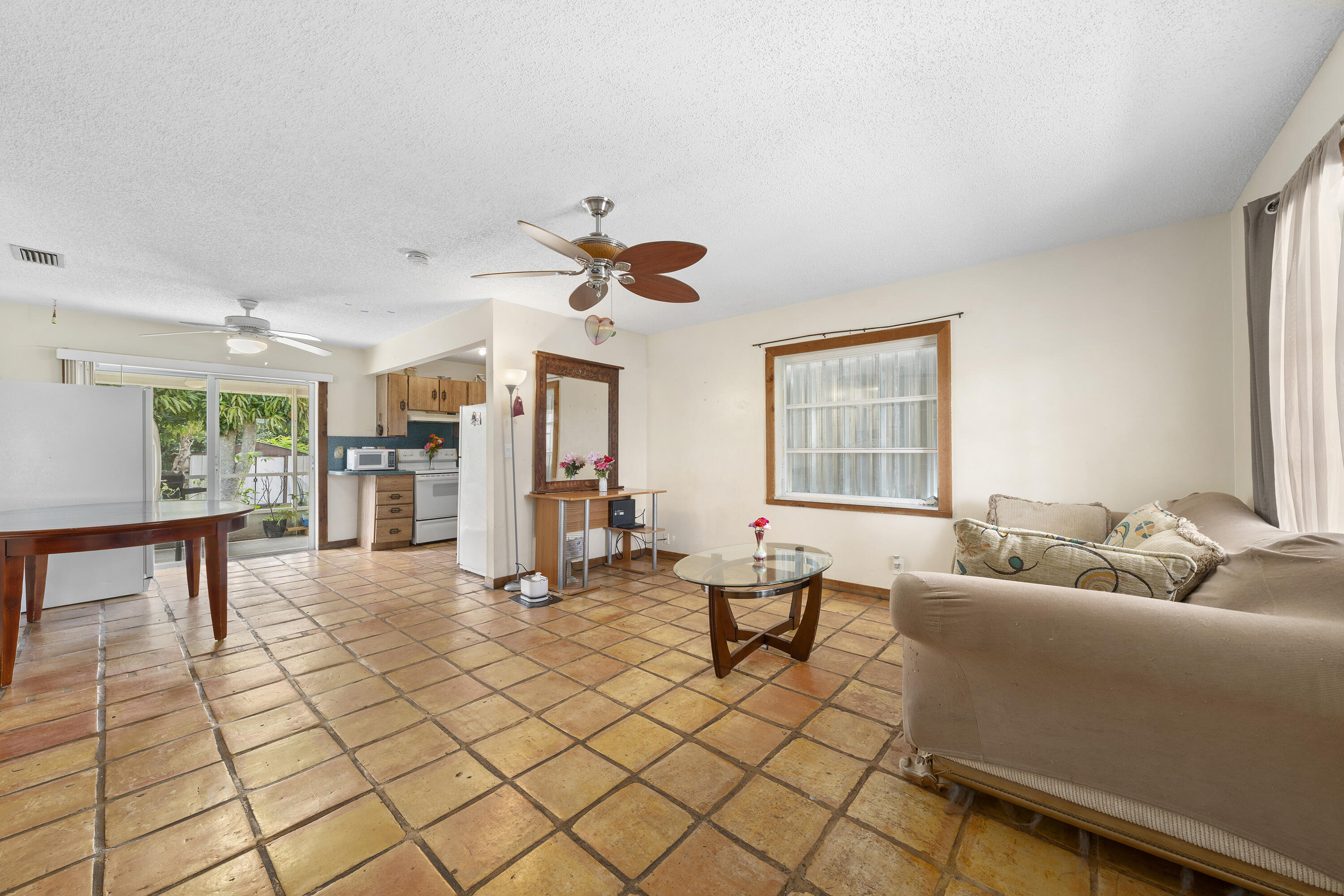 COUNTRY CLUB ACRES - Residential