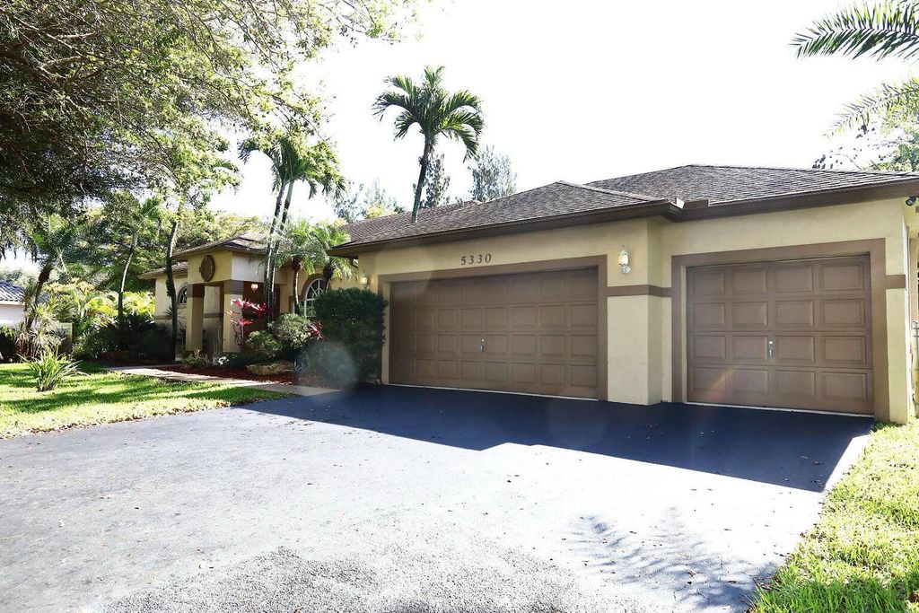 Photo of 5330 SW 199th Avenue, Pembroke Pines, FL 33332 (MLS # B26006774)