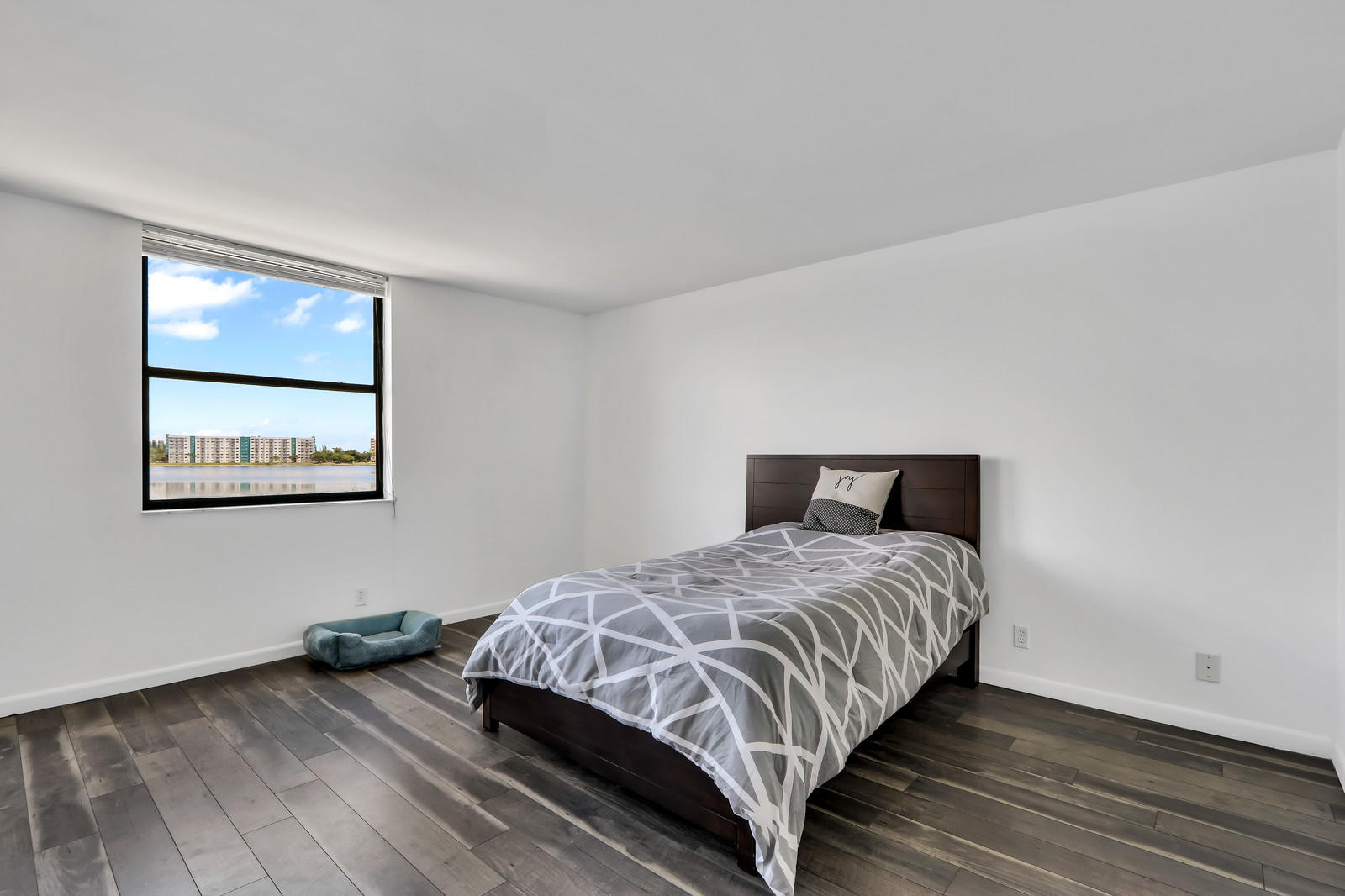 LAKE EMERALD 6 CONDO - Residential Lease