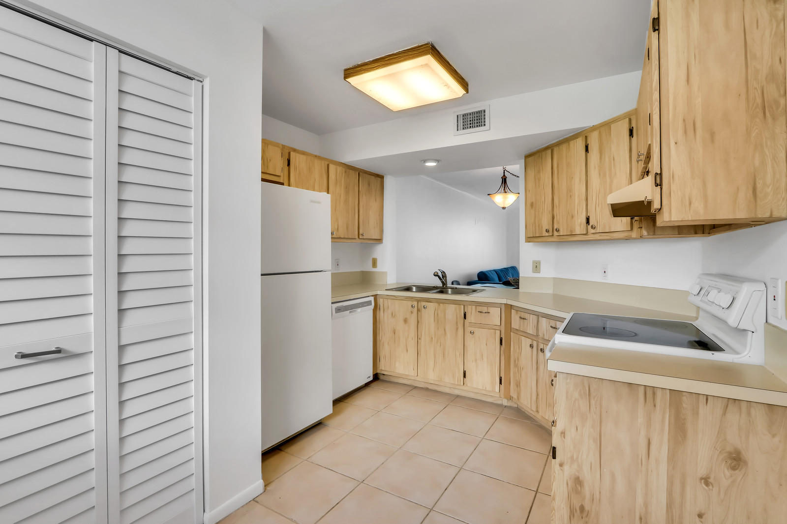 LAKE EMERALD 6 CONDO - Residential Lease