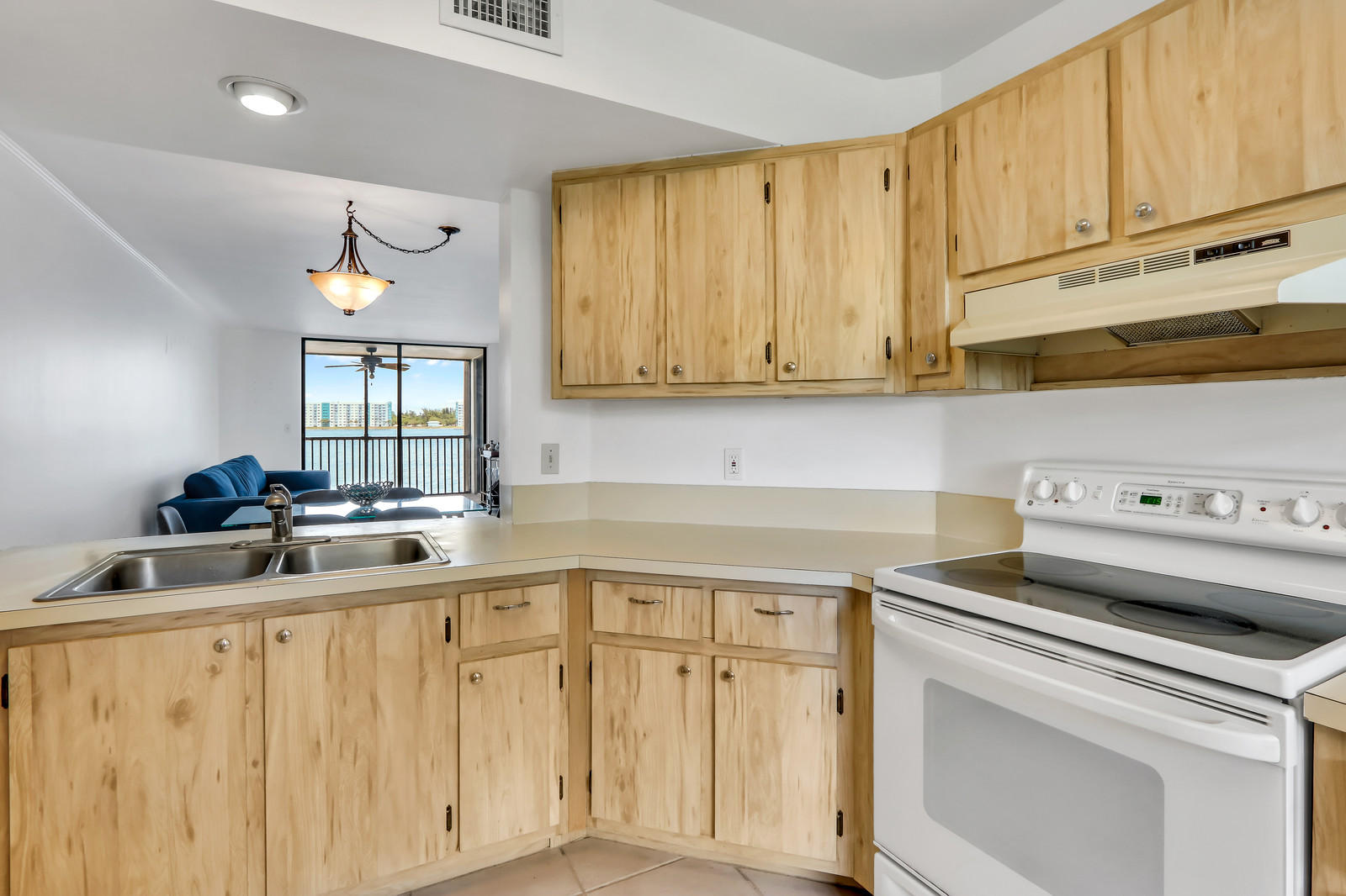 LAKE EMERALD 6 CONDO - Residential Lease