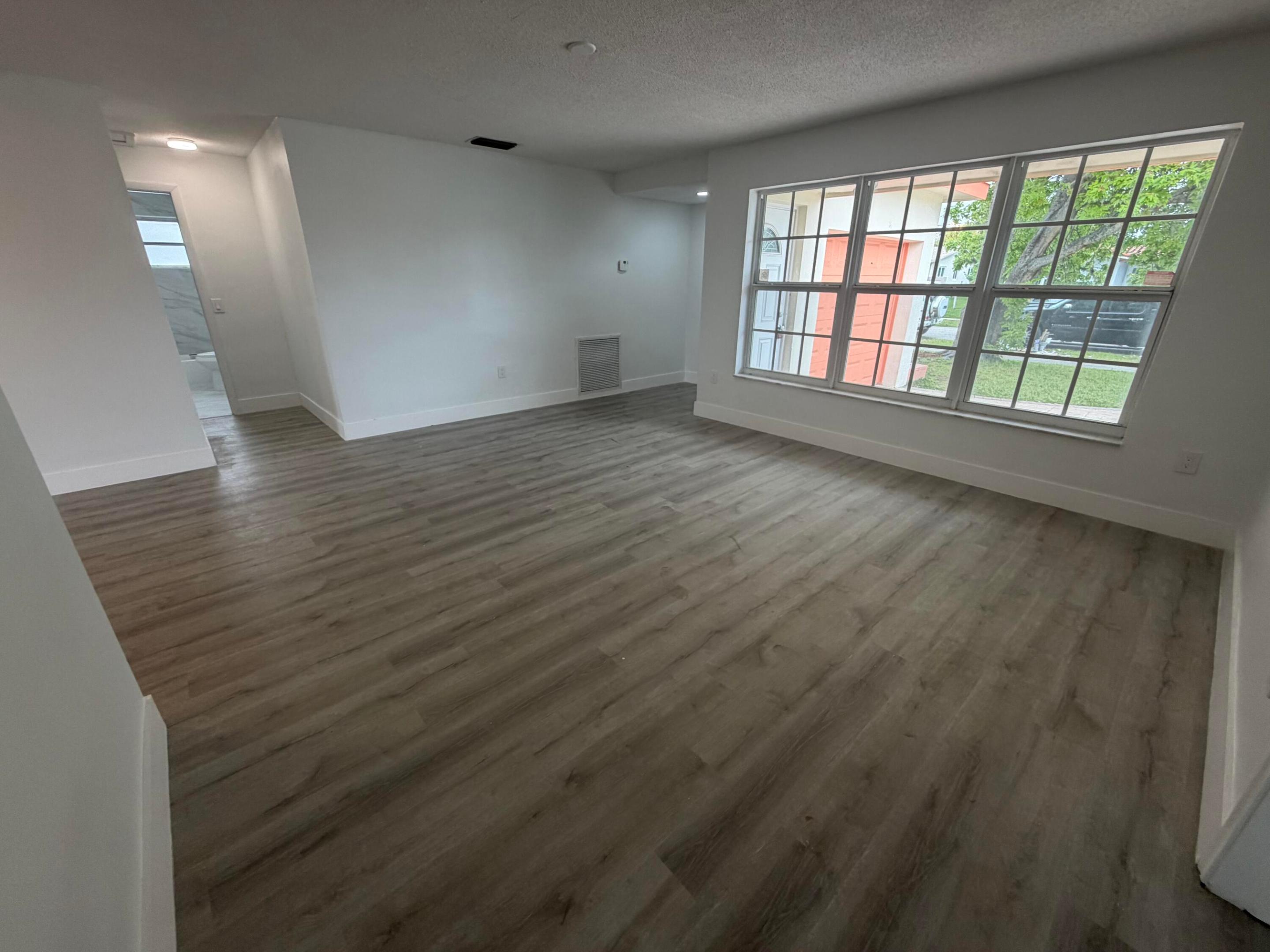 SUNRISE GOLF VILLAGE SEC 19 - Residential Lease