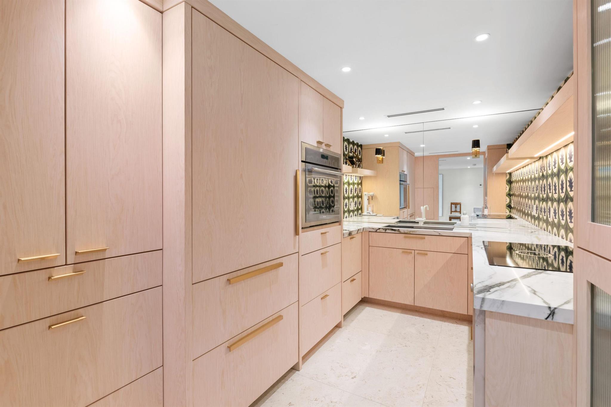 CARLYLE HOUSE CONDO - Residential