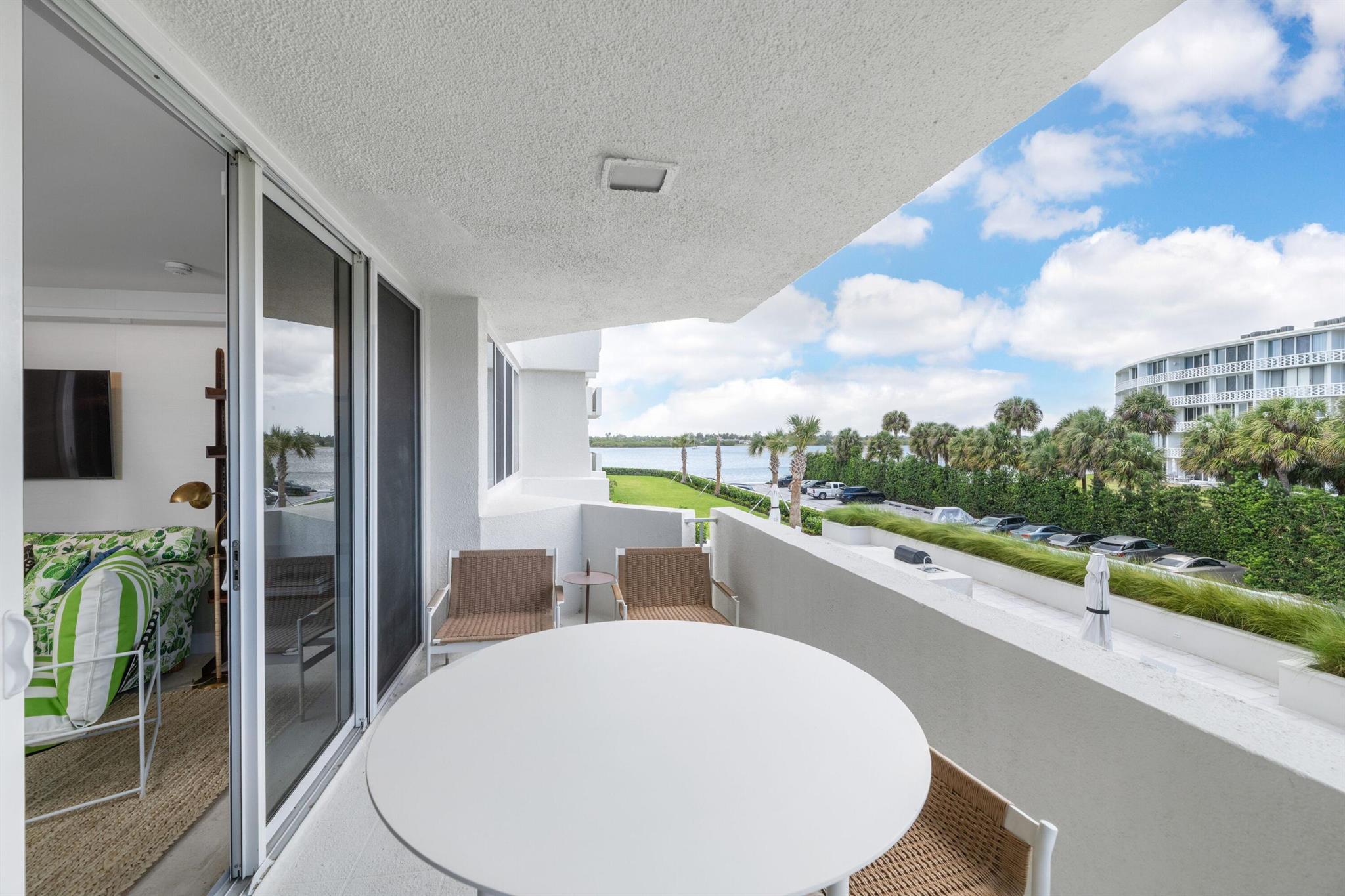 CARLYLE HOUSE CONDO - Residential