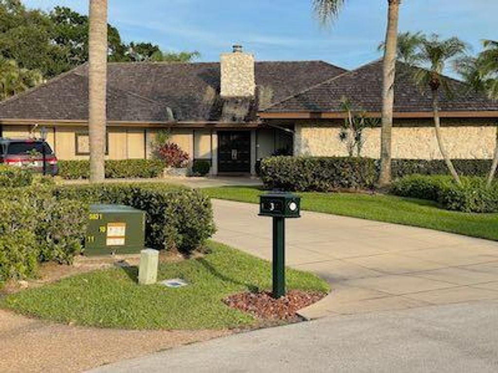 Photo of 3 Glencairn Court, Palm Beach Gardens, FL 33418 (MLS # R10770523)