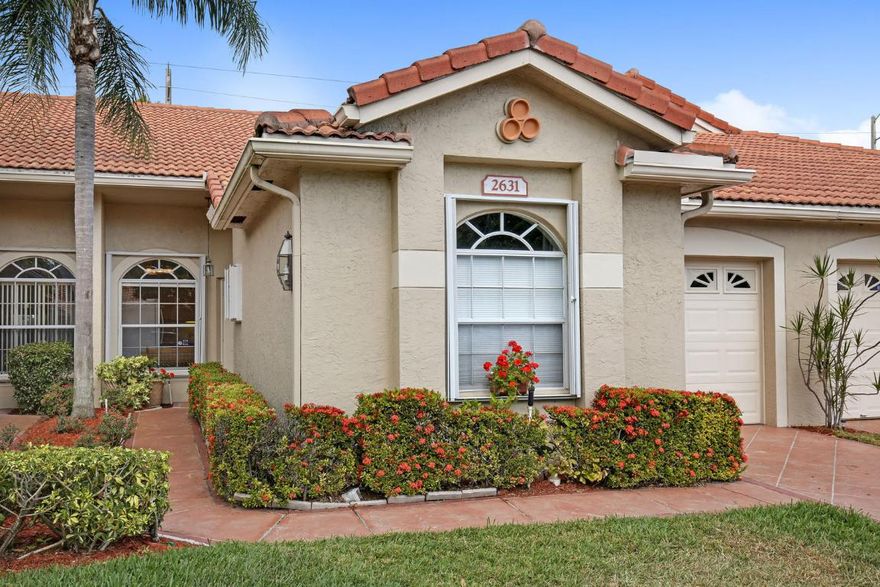 2BR/2BA split floor plan, volume ceilings up to 14', eat-in kitchen plus a separate dining room, updated fan and light fixtures. newer appliances, tiled patio, lush landscaping. Bedrooms have area rugs with tile underneath. This street offers extra guest parking perfect for entertaining.