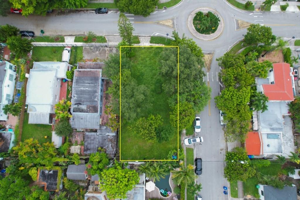 BUYER MUST USE FIRST AMERICAN TITLE. PRIME LOCATION! GREAT INVESTMENT OPPORTUNITY IN THE HIGHLY DESIRABLE NEIGHBORHOOD OF SHENANDOAH. BUYER MUST USE FIRST AMERICAN TITLE. CLOSE TO BRICKELL, CORAL GABLES, COCONUT GROVE AND LITTLE HAVANA.
