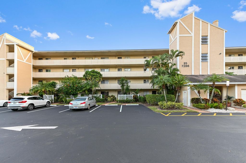 Photo of 7286 Huntington Lane #402, Delray Beach, FL 33446 (MLS # R11141551)