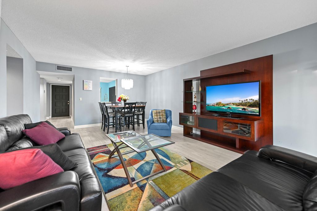 Photo of 7286 Huntington Lane #402, Delray Beach, FL 33446 (MLS # R11141551)