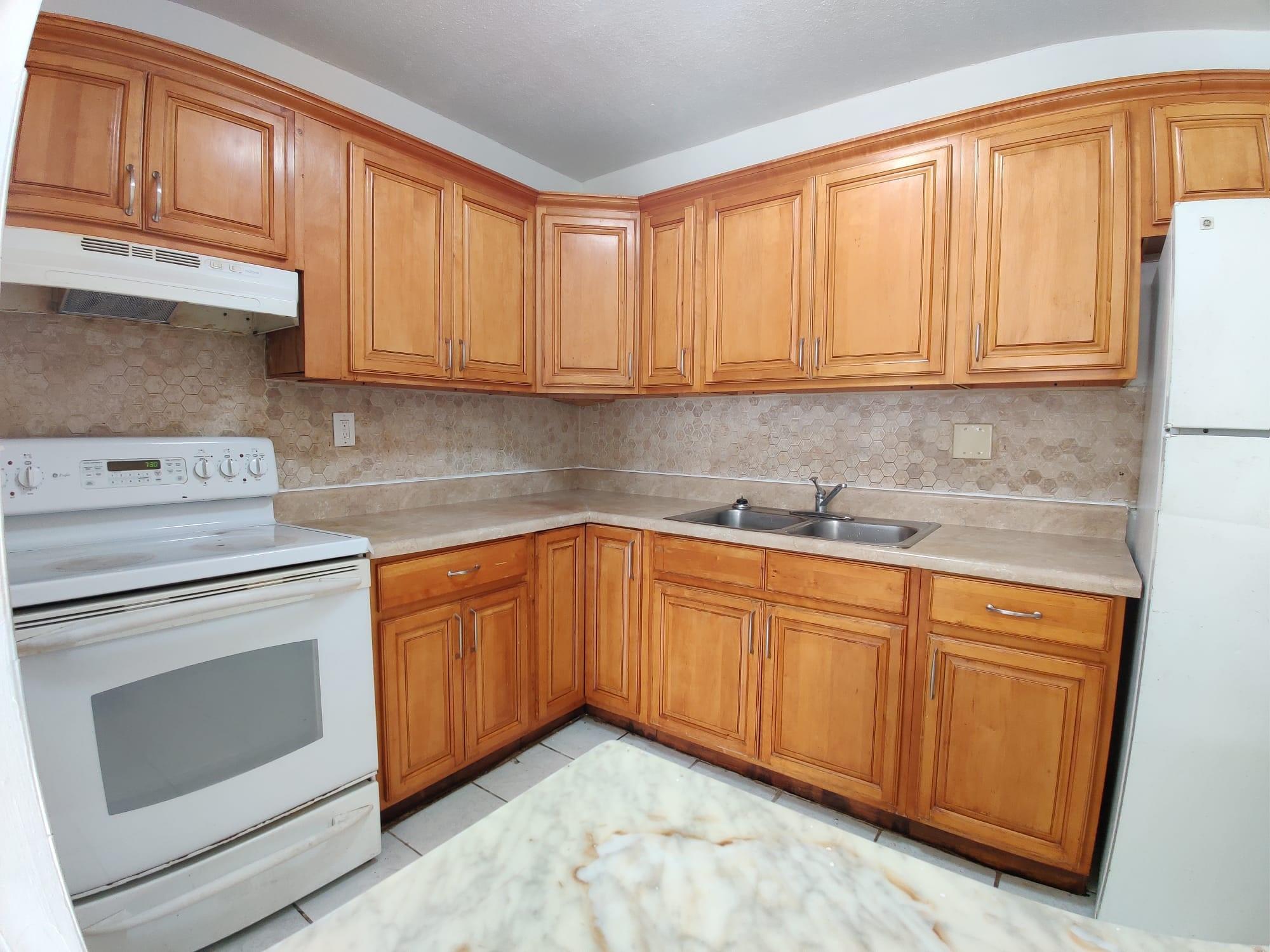 Hollywood and Fort Laud area 2 bedroom and 1 bathroom duplex for rent. tile throughout. newer kitchen. impact window. move in condition. ready by Aug 1, 2025. 5 min to Hardrock hotel and casino. only min to major hwy. tenant needs pay 1st month rent, last month and deposit. water and trash service include