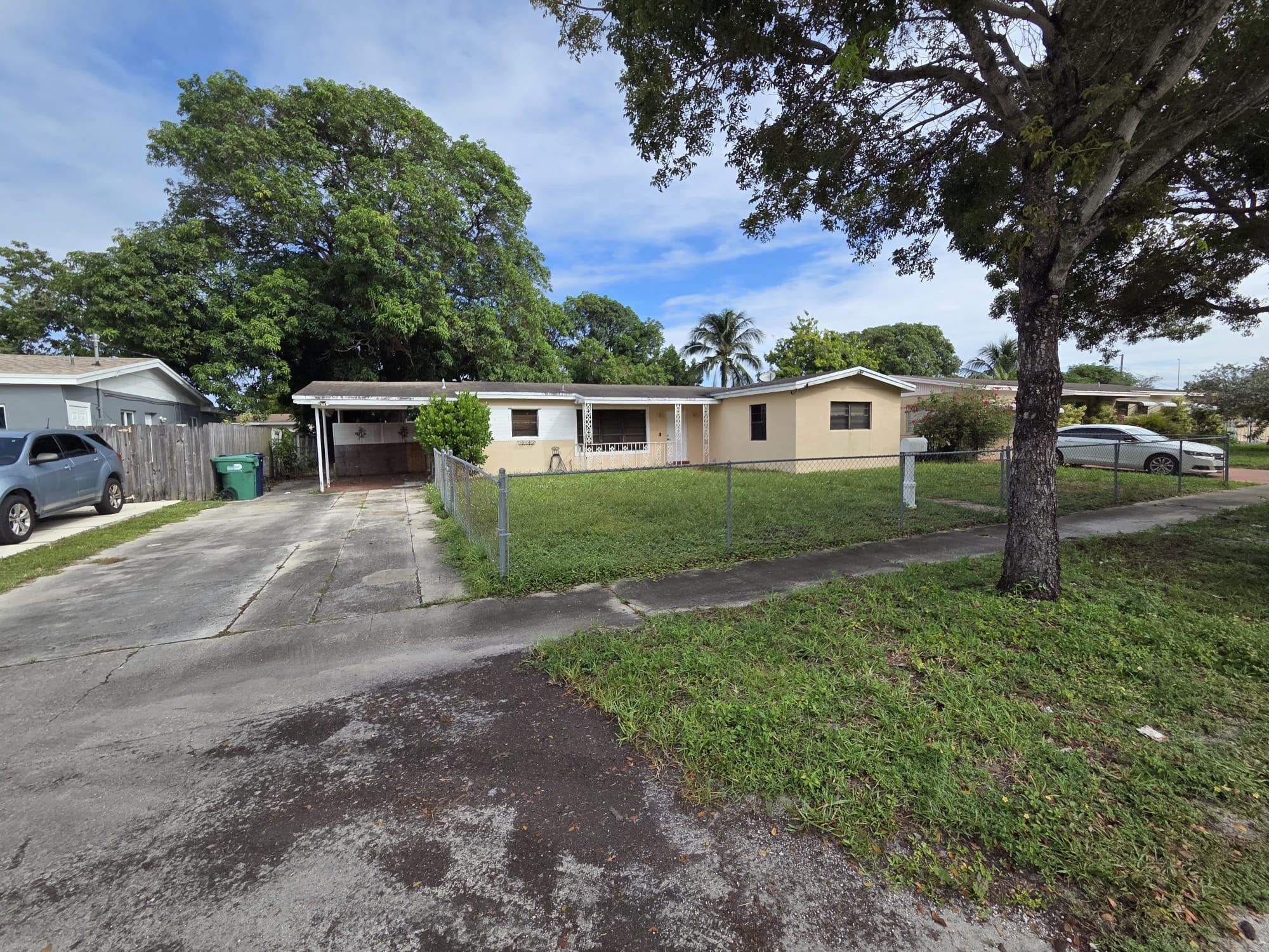Freshly Painted 3bedroom 2 bathroom in a great location near major transportation routes and retails stores. Large back yard