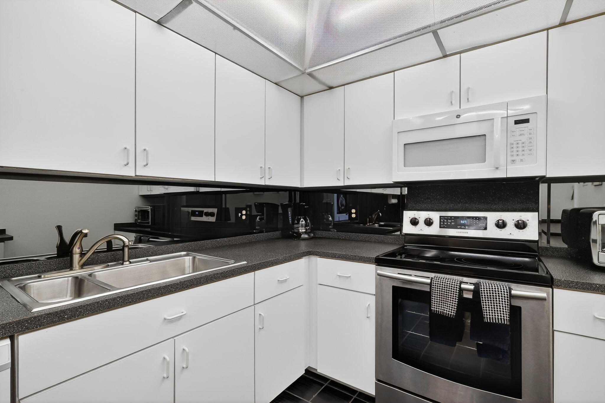 LA PALMA CONDO - Residential