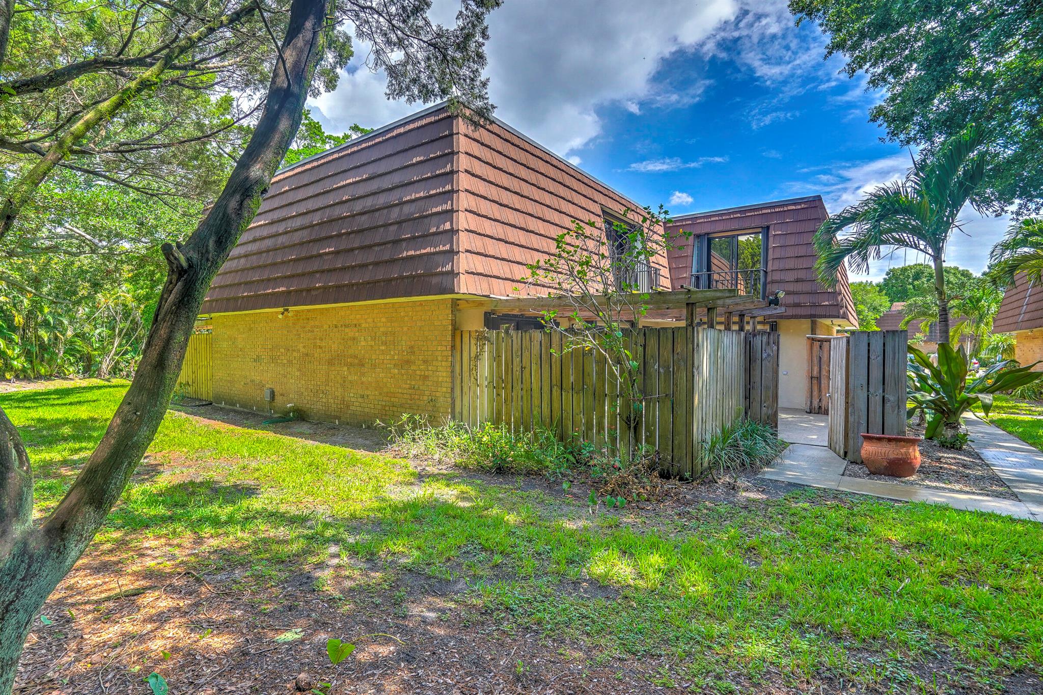 2018 SE 20th Lane, Palm Beach Gardens, FL, 33418/$375,000 3 2018 SE 20th Lane