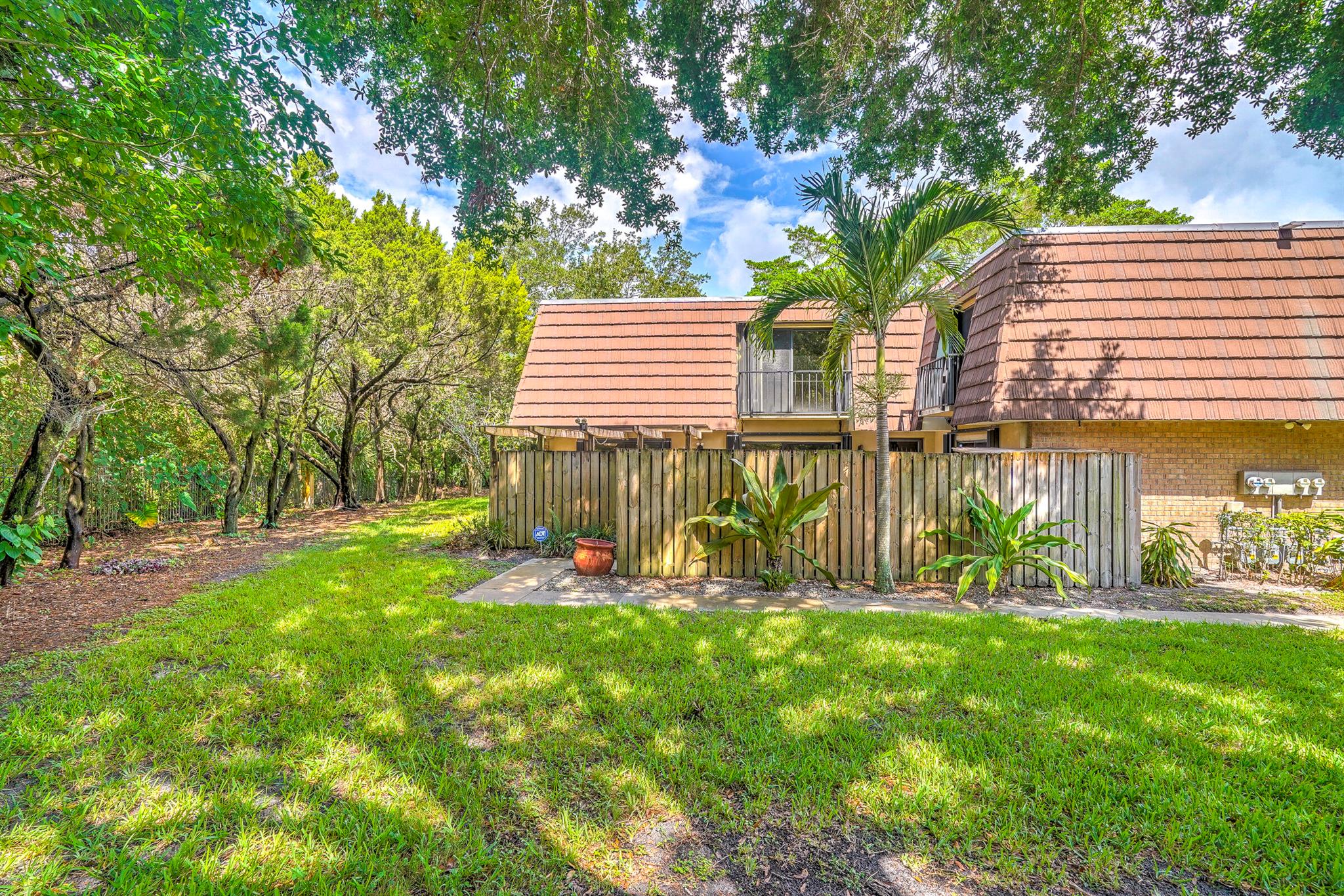 2018 SE 20th Lane, Palm Beach Gardens, FL, 33418/$375,000 1 2018 SE 20th Lane