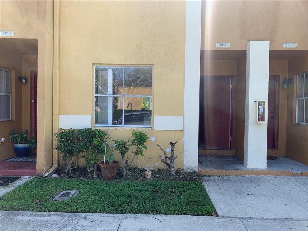 GREAT 2/2.5 TOWNHOUSE ON THE LAKE IN A GREAT LOCATION. WASHER AND DRYER IN THE UNIT.