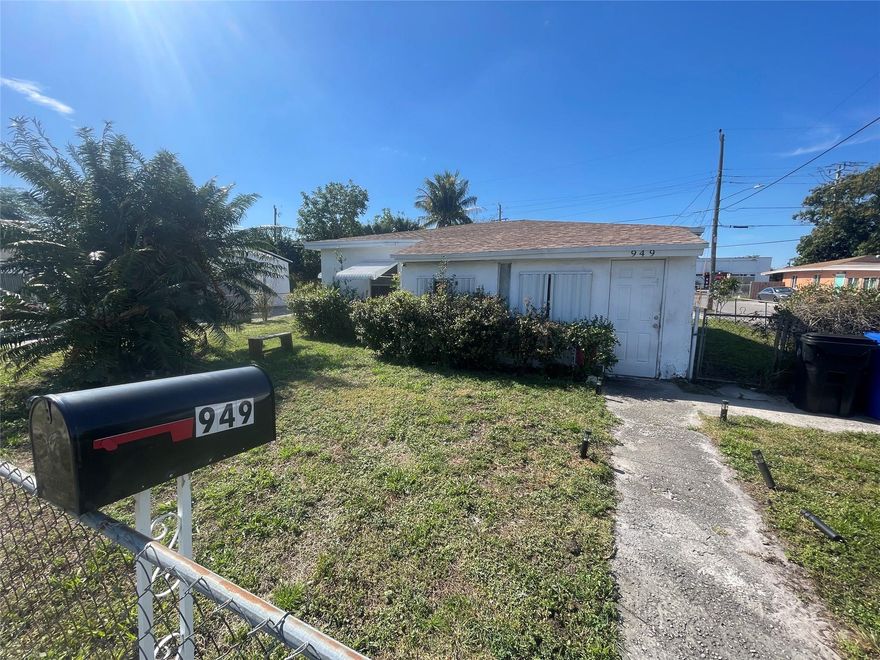 Clean 2 bed 1 bath single family home in Lincoln Park neighborhood of Fort Lauderdale. Sits on a full size corner lot with a fenced in yard. Centrally located only minutes from downtown Fort Lauderdale, the beach, shopping, schools, and parks.Currently tenant occupied. BUYER TO ASSUME TENANTS. READ BROKER REMARKS.