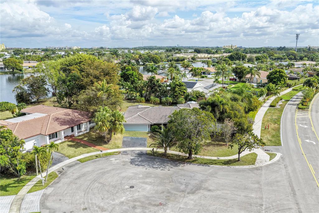 Photo of 16770 Lakeview Court, Weston, FL 33326 (MLS # F10555499)