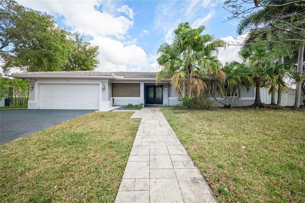 Photo of 16770 Lakeview Court, Weston, FL 33326 (MLS # F10555499)