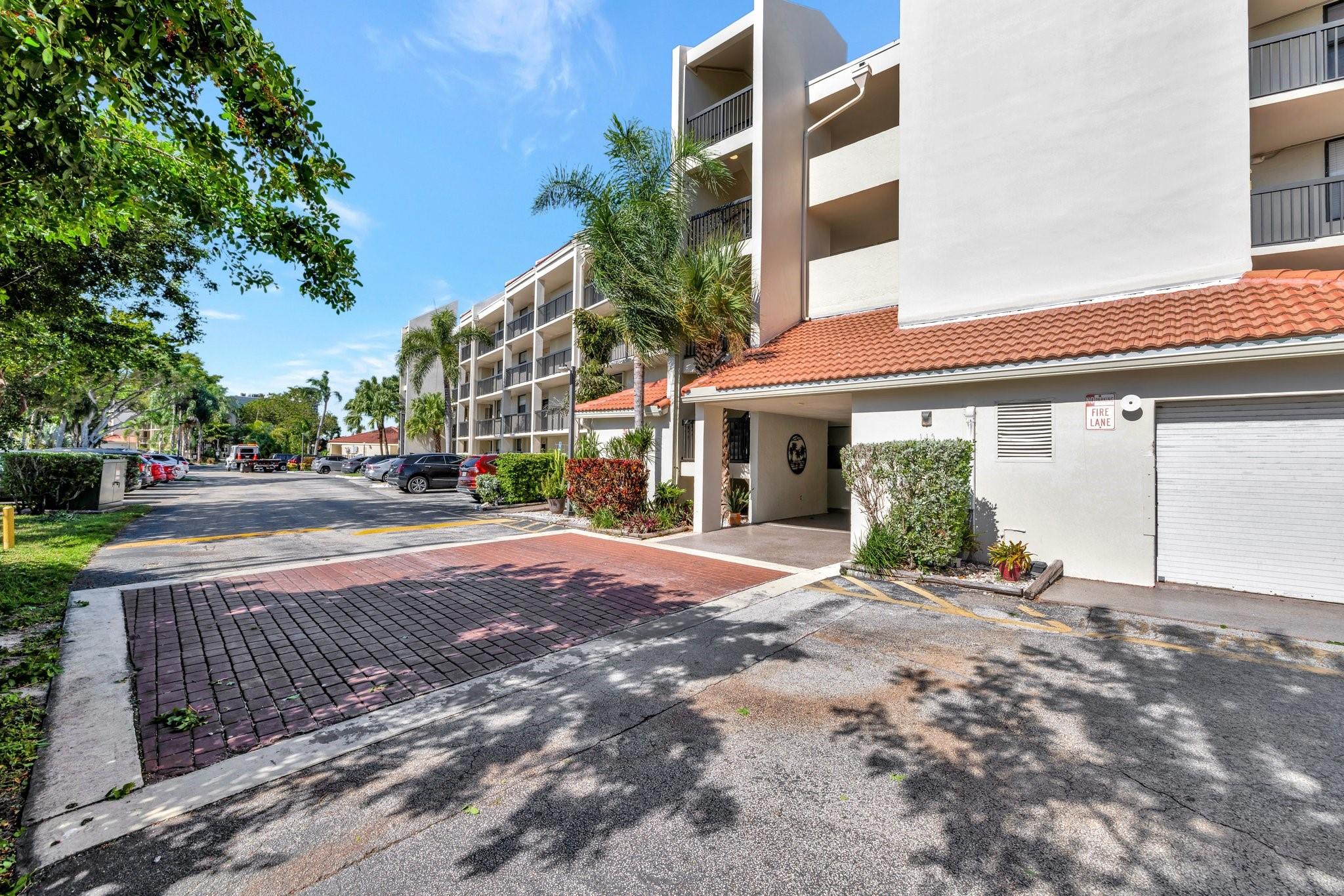 115 Lake Emerald Dr 403