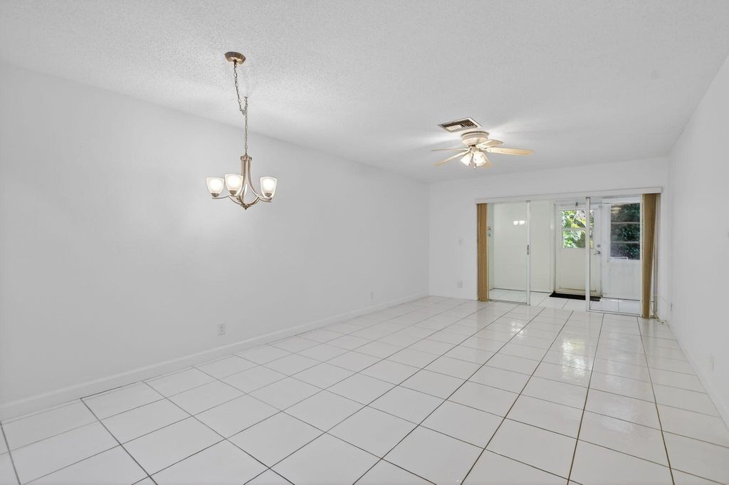 Photo of 13942 Via Flora #B, Delray Beach, FL 33484 (MLS # R11146837)