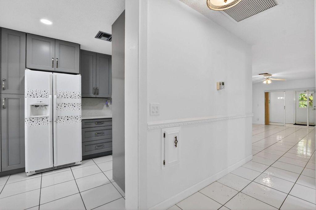 Photo of 13942 Via Flora #B, Delray Beach, FL 33484 (MLS # R11146837)