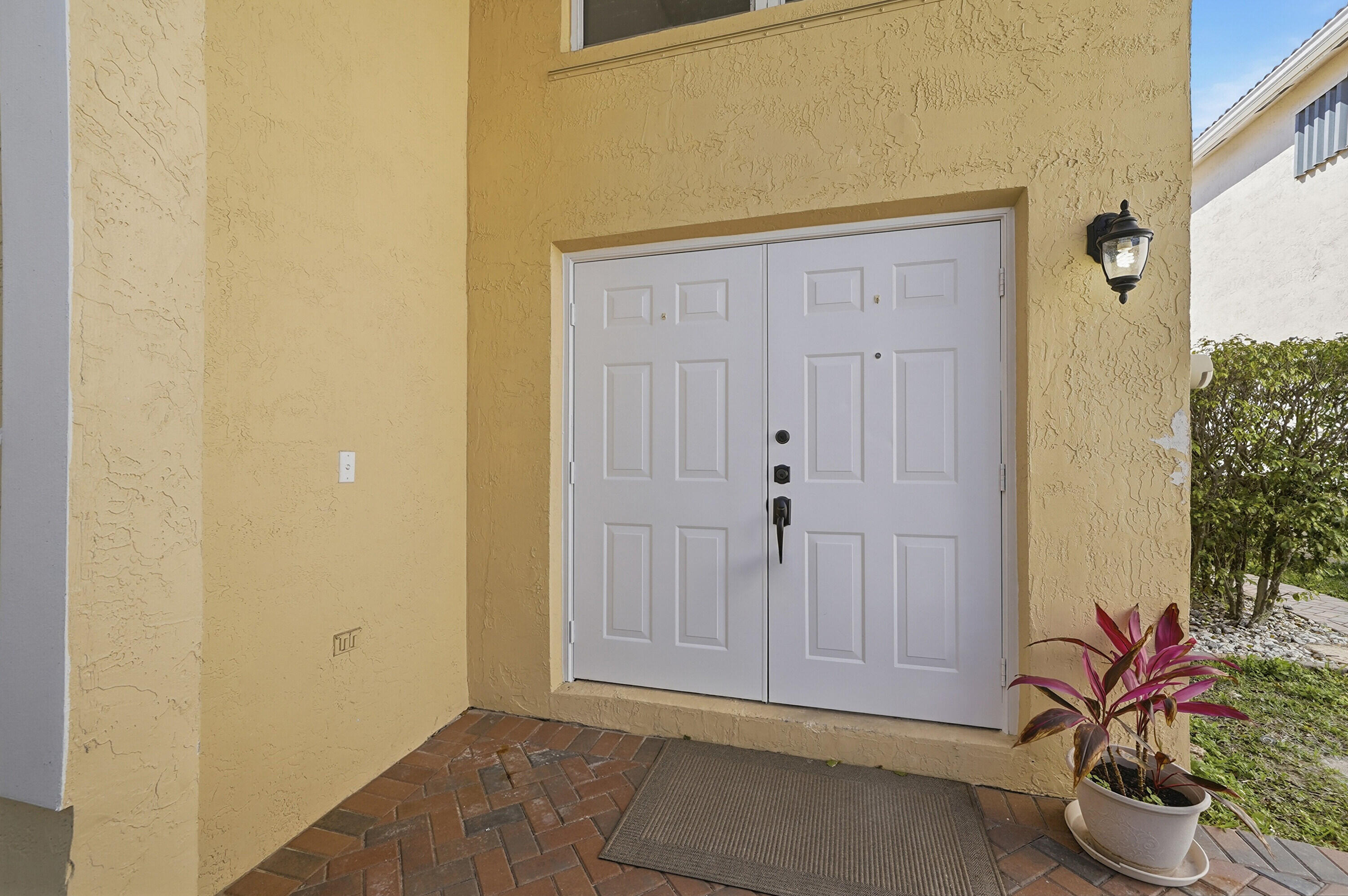 COUNTRY CLUB VILLAGE - Residential Lease