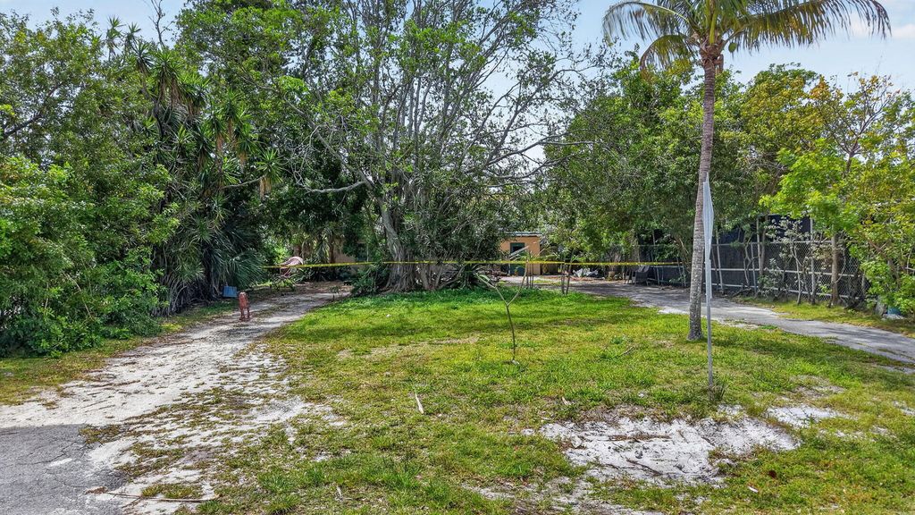 Photo of 600 Allen Avenue, Delray Beach, FL 33483 (MLS # B26016389)