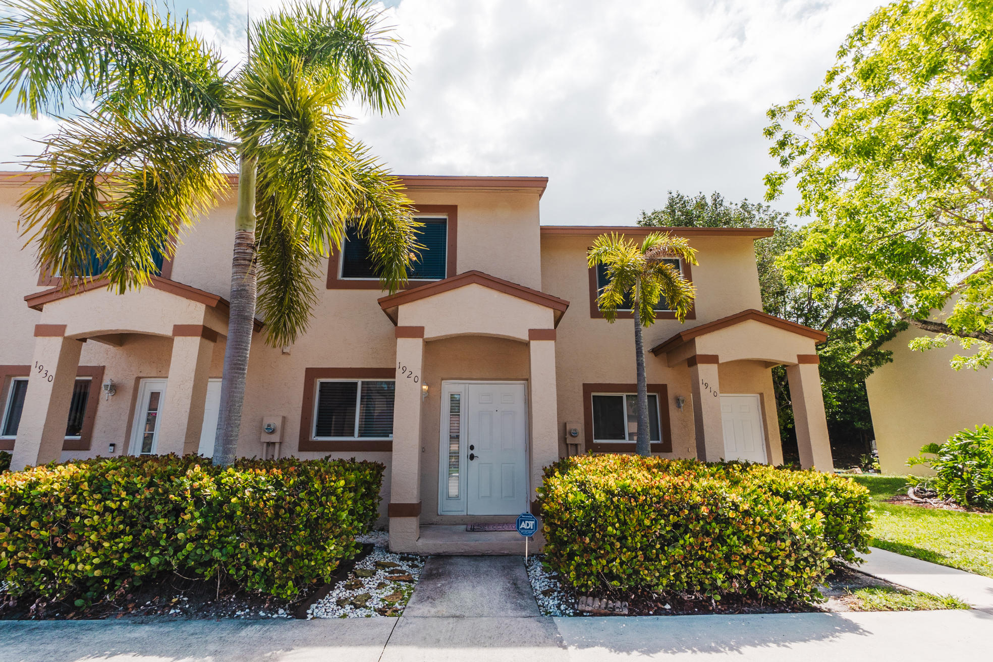 Beautifully furnished/unfurnished 2 bed/2.1 bath townhome, perfect for an Annual rental or Polo Season rental @$2,600/month! In the midst of South Florida's exclusive equestrian community this townhouse is within minutes of the area's best shopping, dining, beaches, attractions, and many of its finest schools. Rent this home today!