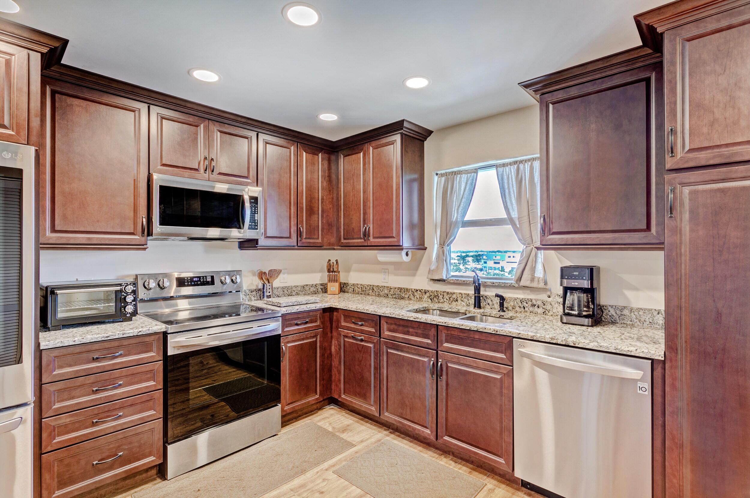 Lake Harbour Towers East - Residential