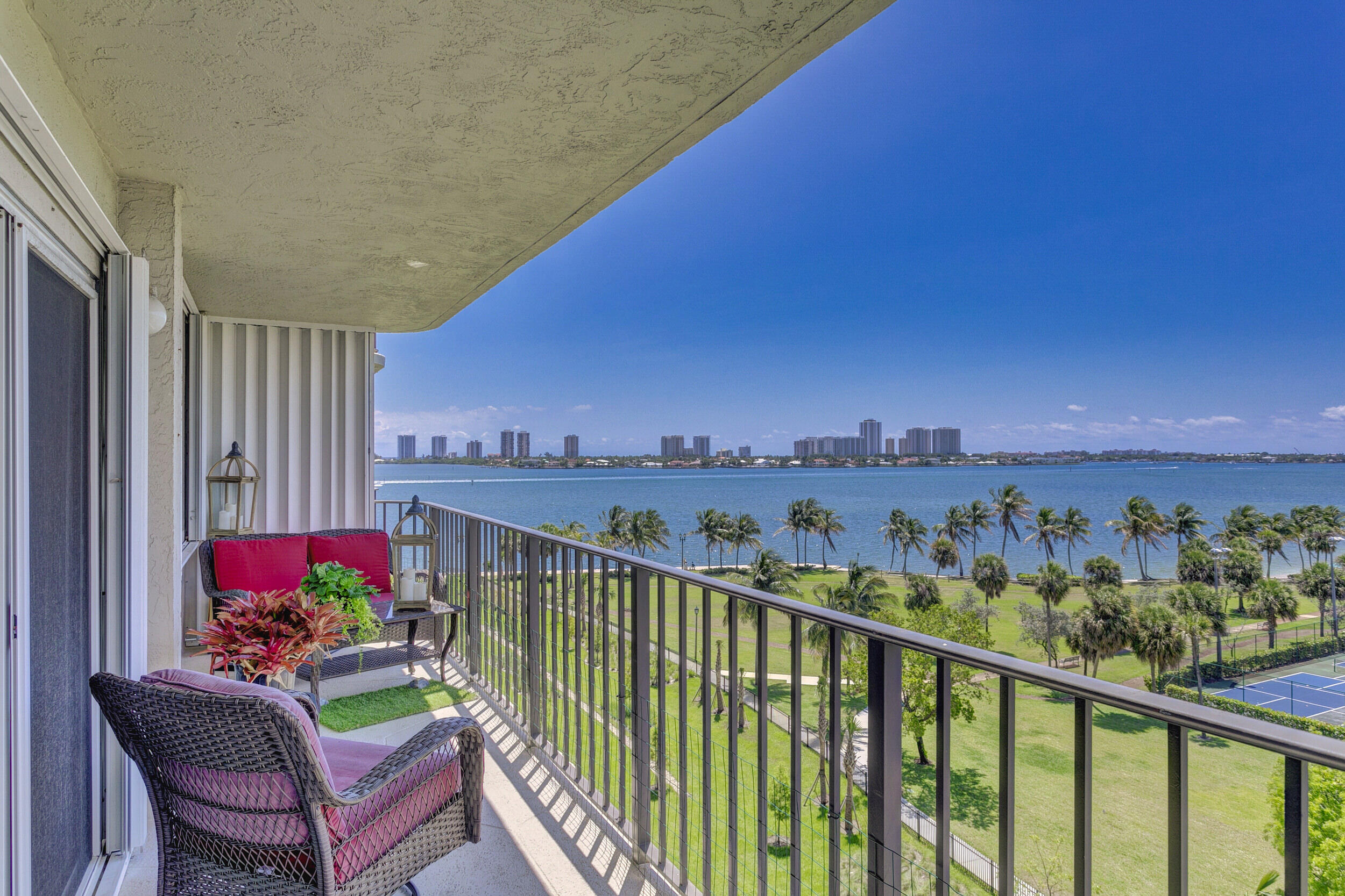 Lake Harbour Towers East - Residential