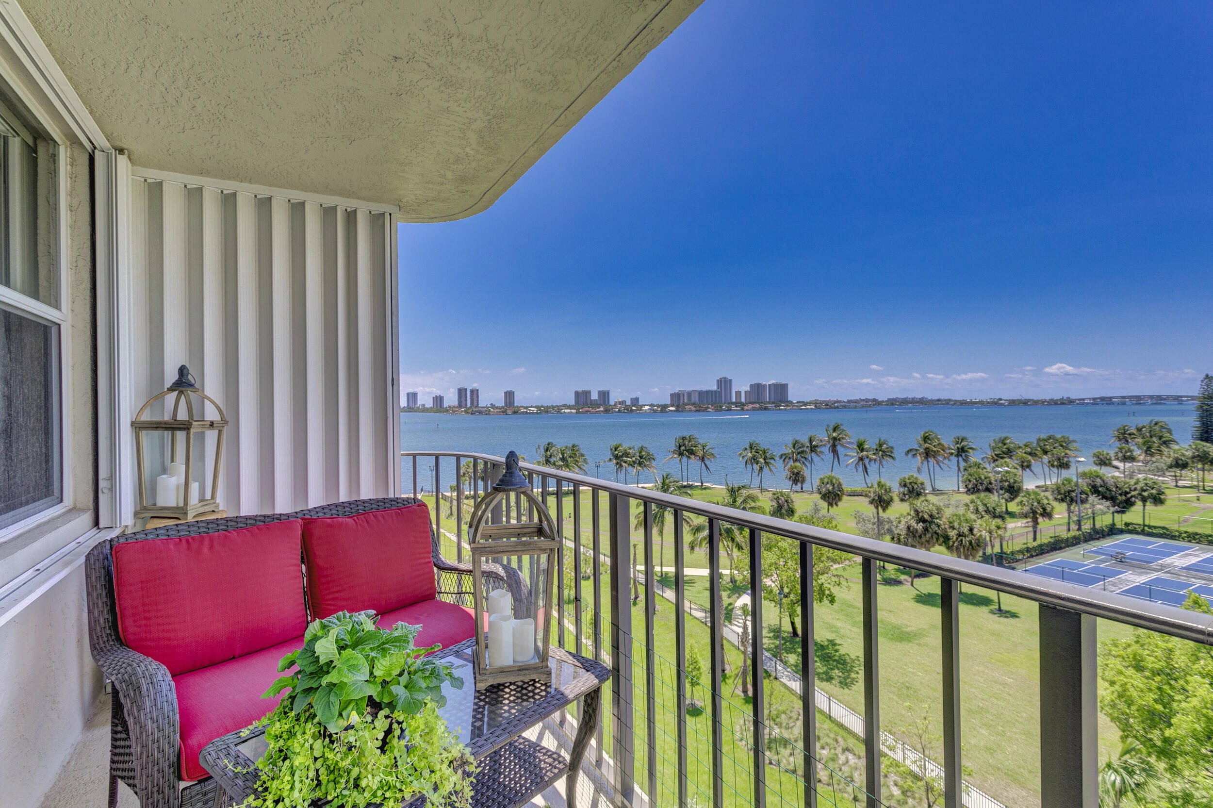 Lake Harbour Towers East - Residential