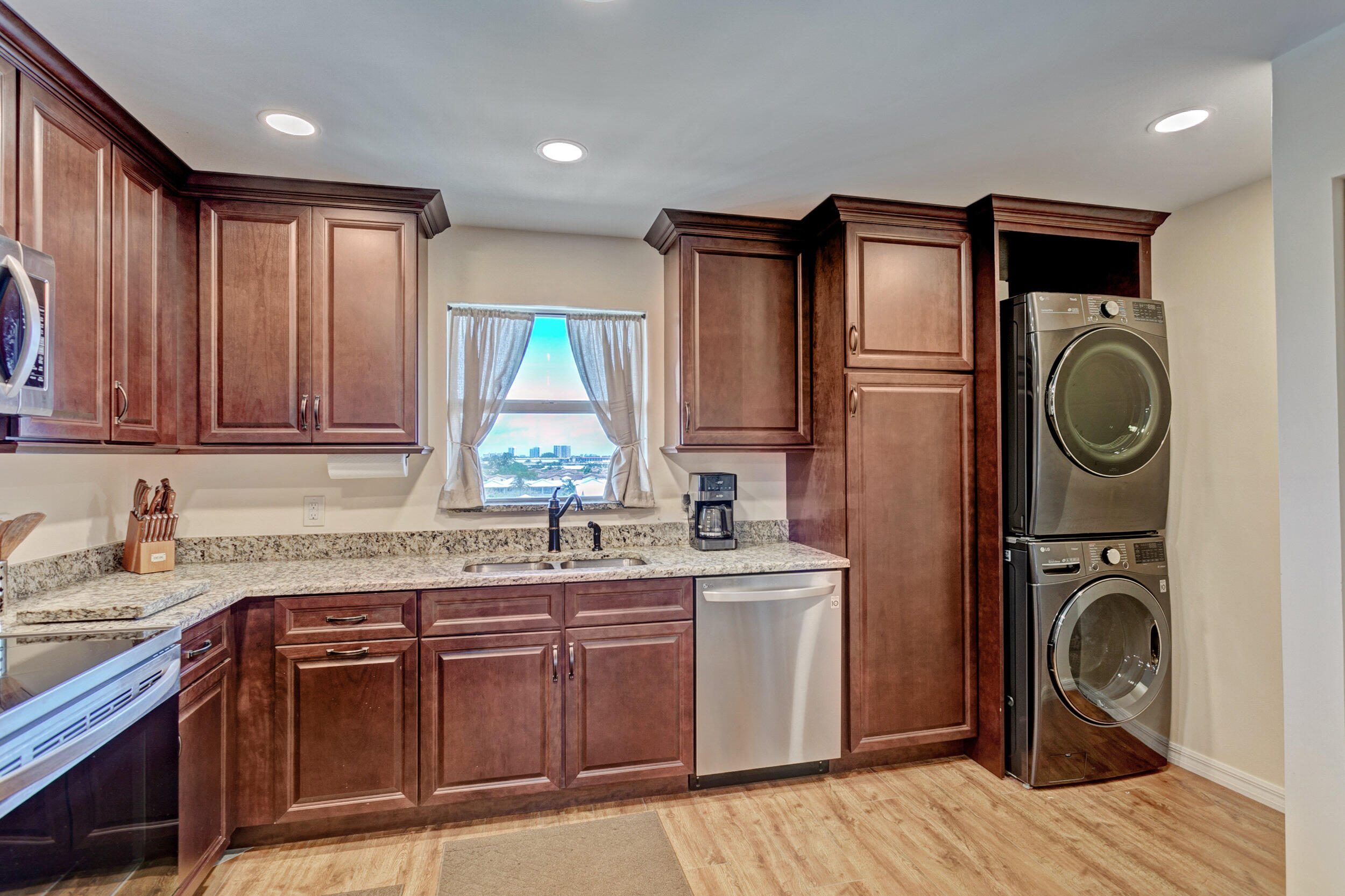 Lake Harbour Towers East - Residential