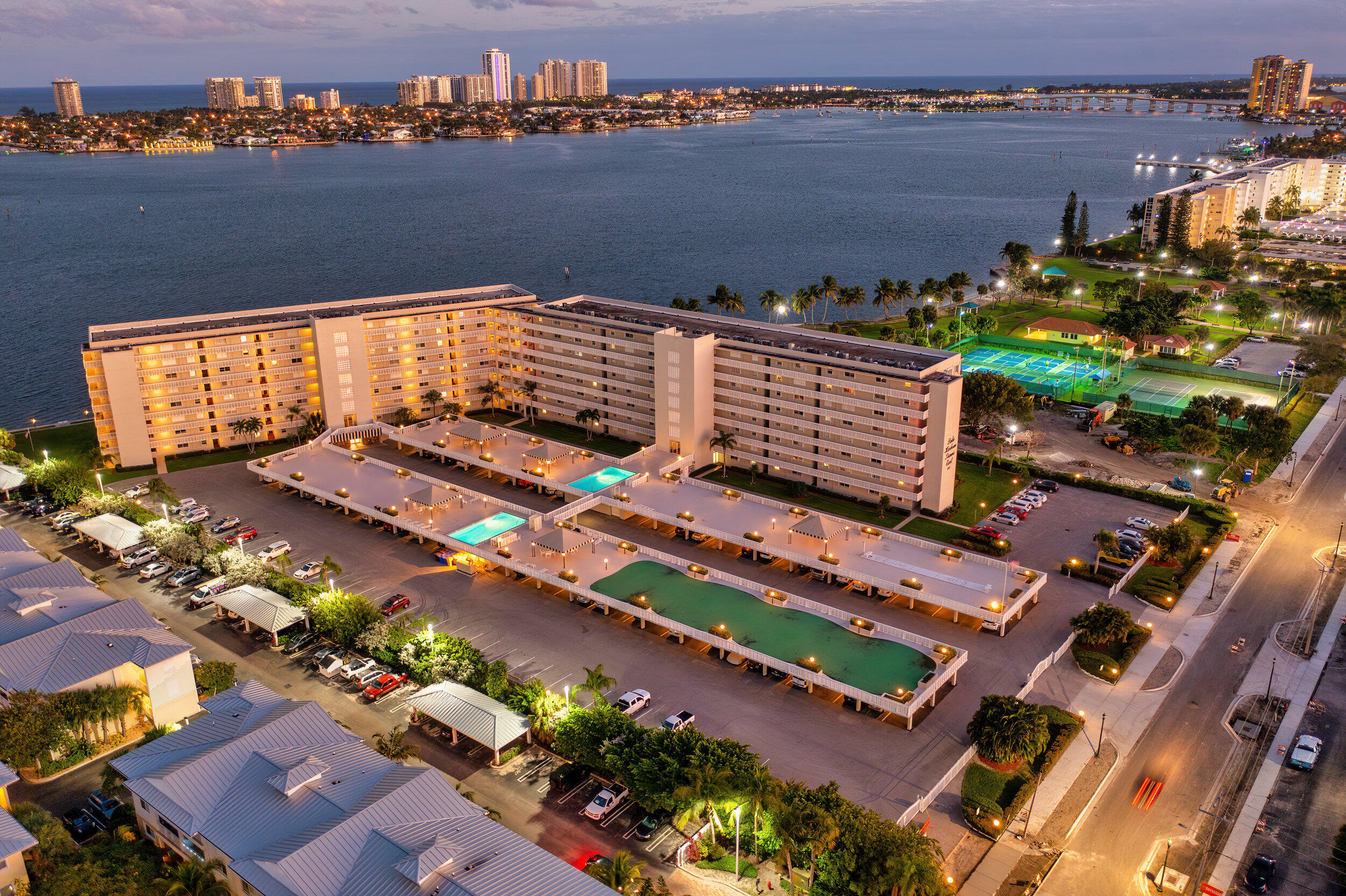 Lake Harbour Towers East - Residential
