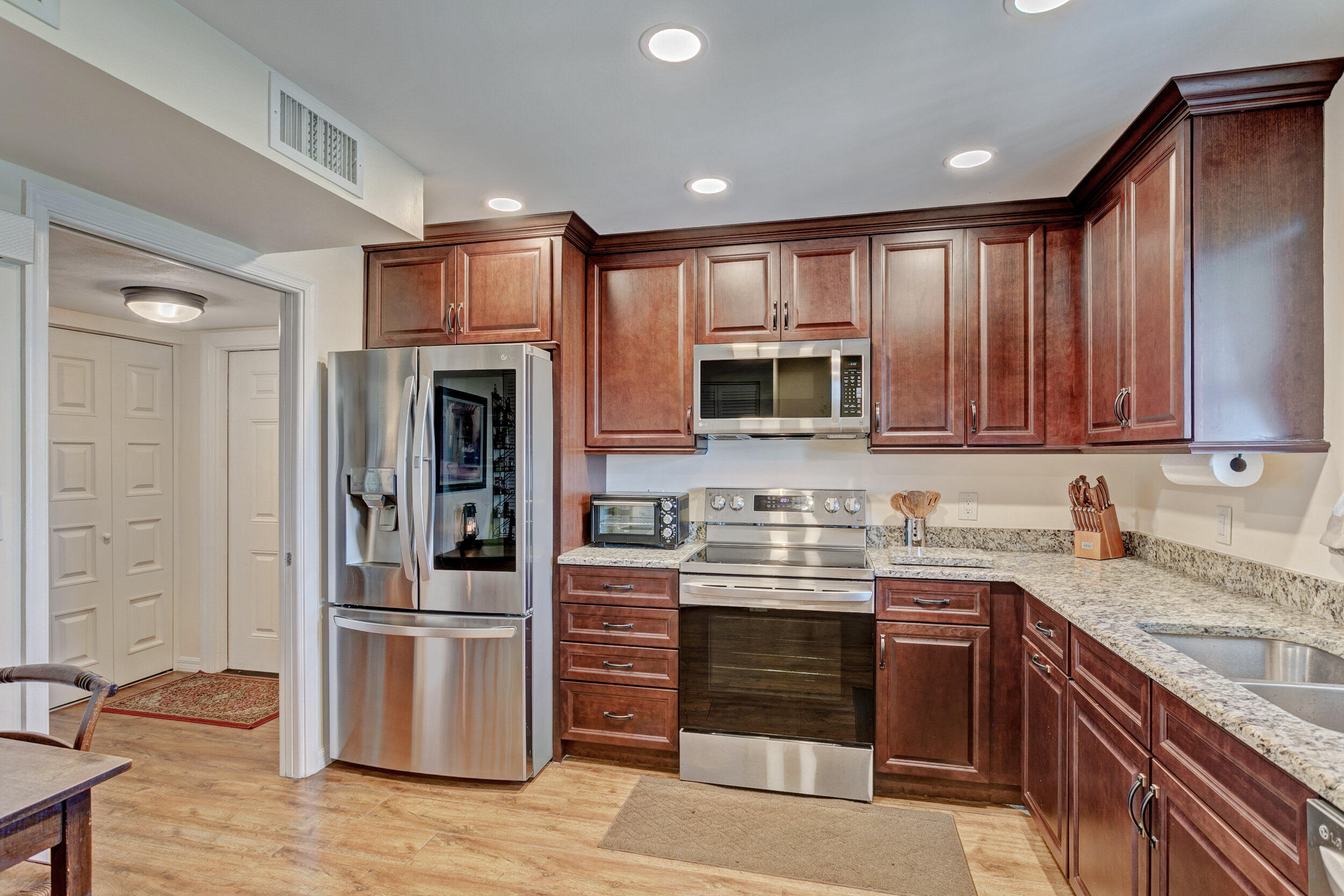 Lake Harbour Towers East - Residential