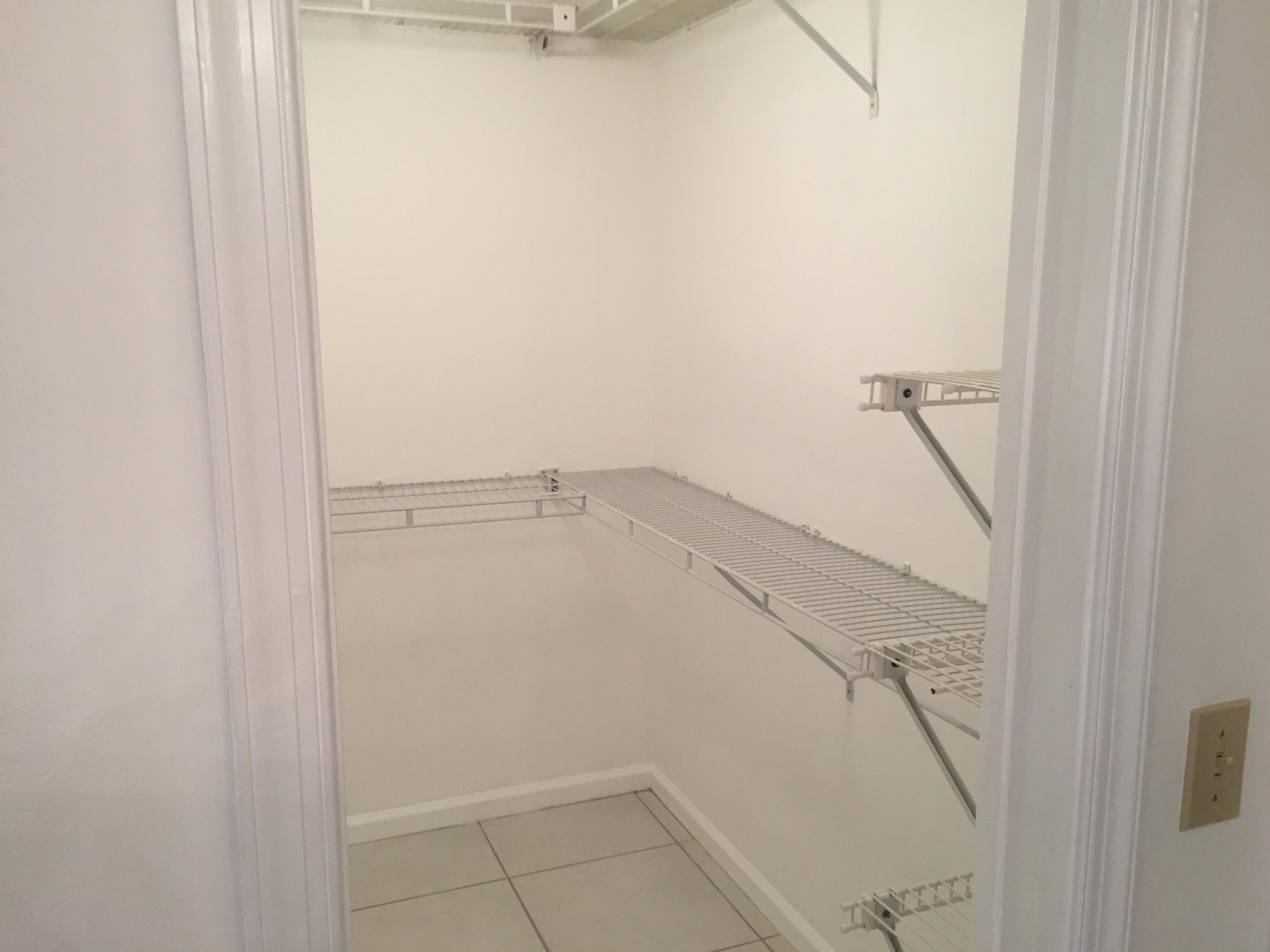 LAKESIDE COND NO 2 OF BANYAN SPRINGS DECL FILED 8- - Residential