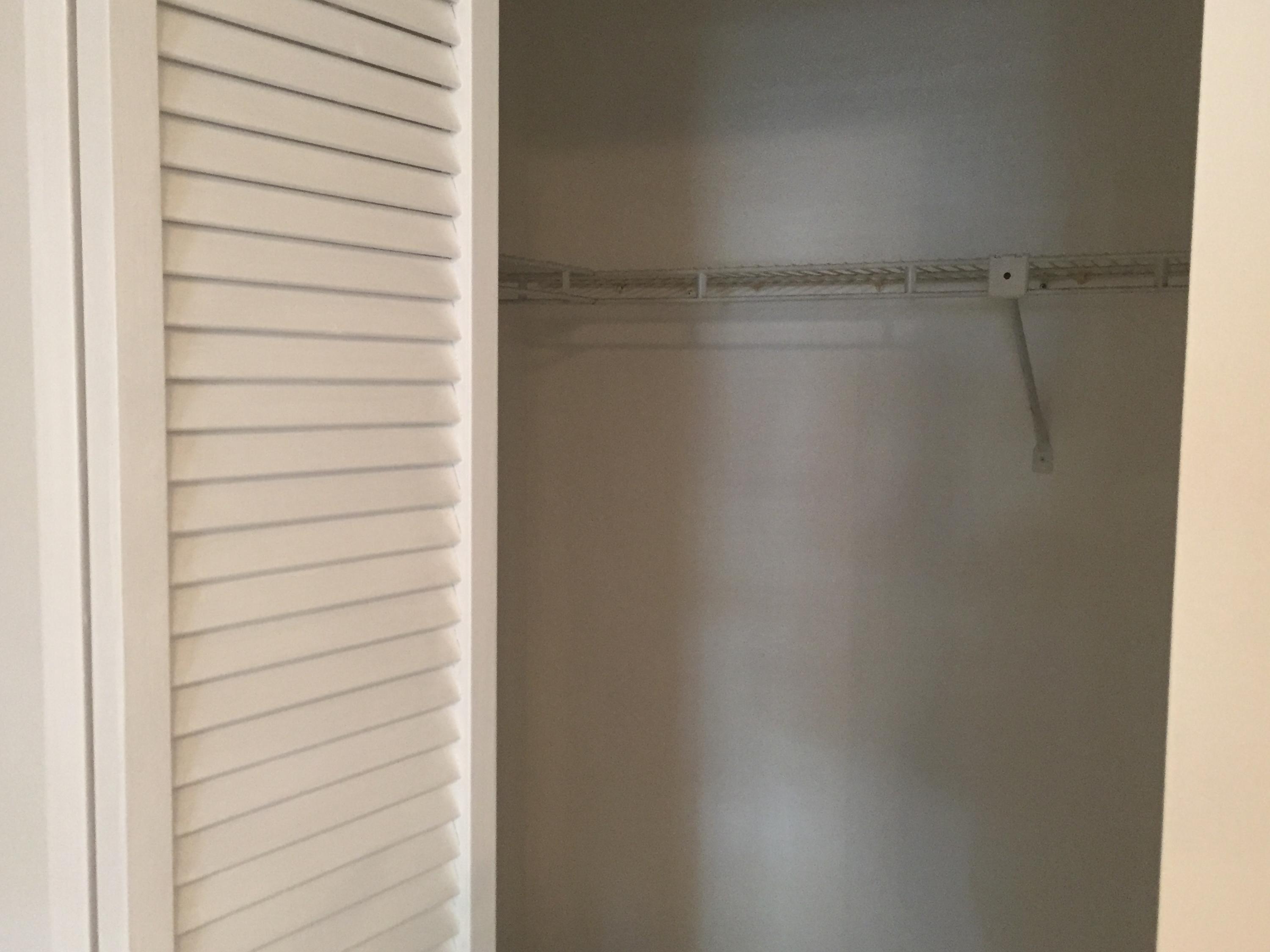 LAKESIDE COND NO 2 OF BANYAN SPRINGS DECL FILED 8- - Residential