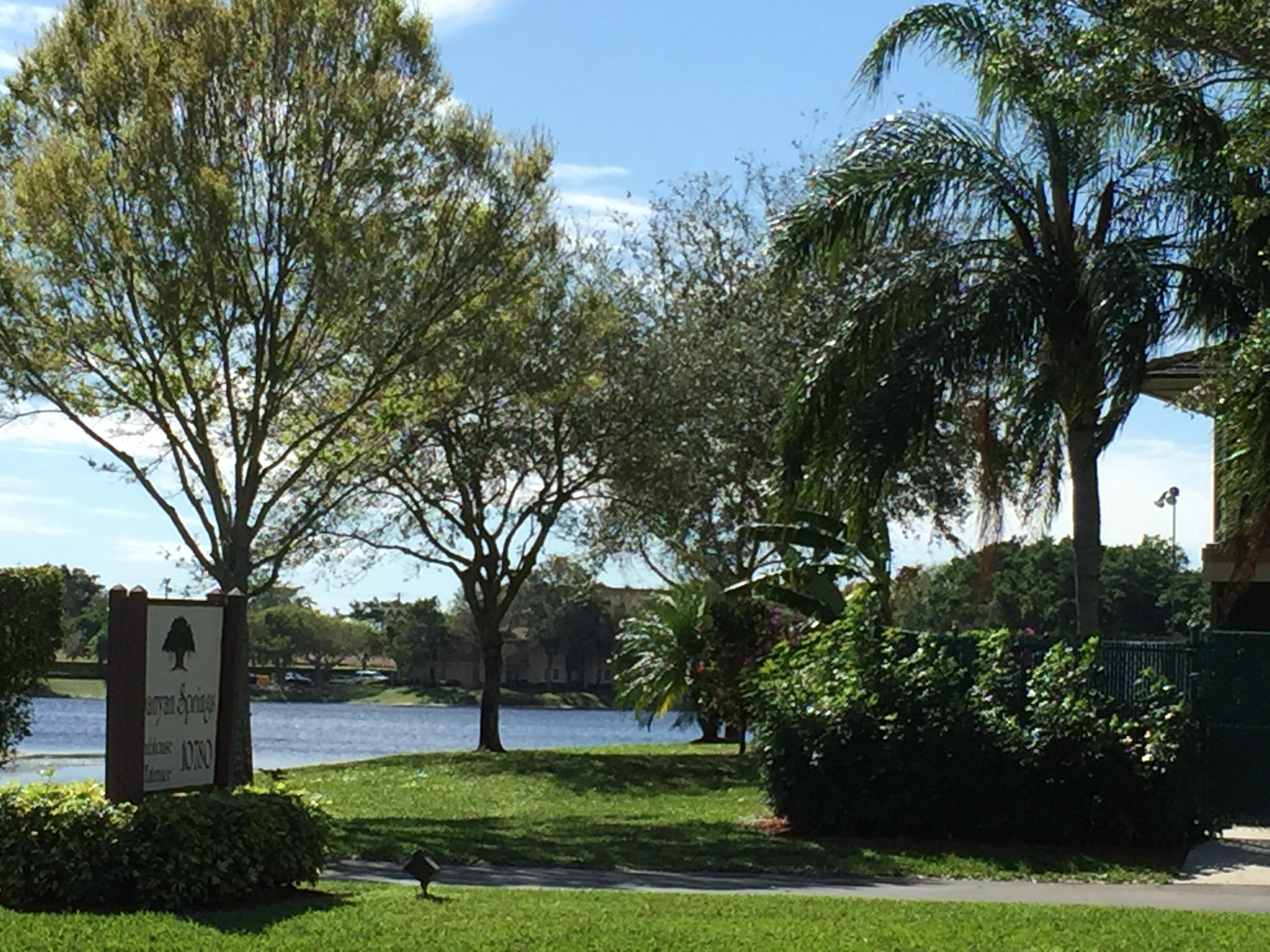 LAKESIDE COND NO 2 OF BANYAN SPRINGS DECL FILED 8- - Residential