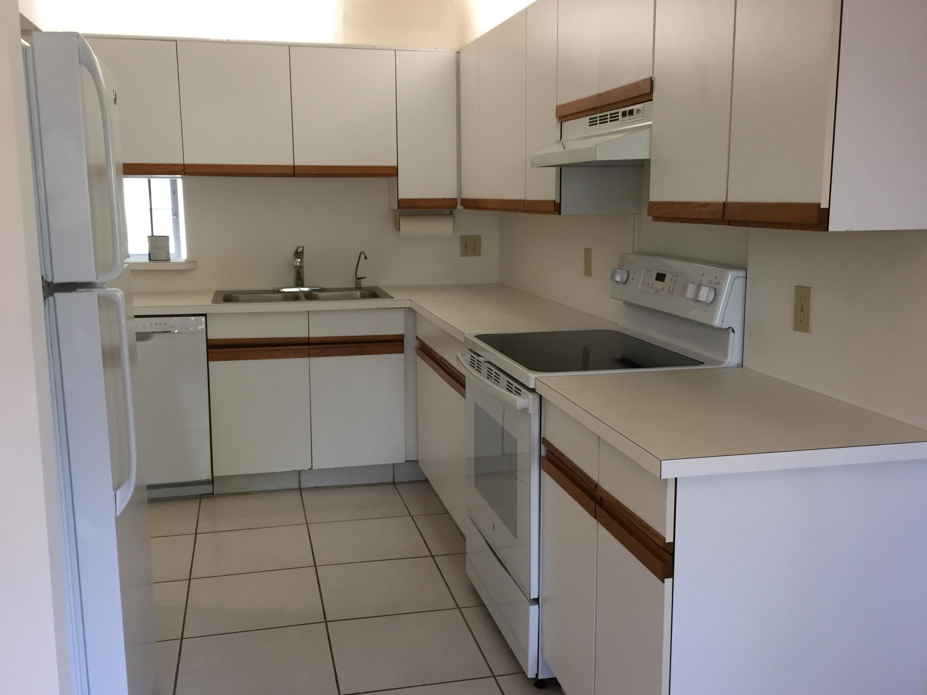 LAKESIDE COND NO 2 OF BANYAN SPRINGS DECL FILED 8- - Residential