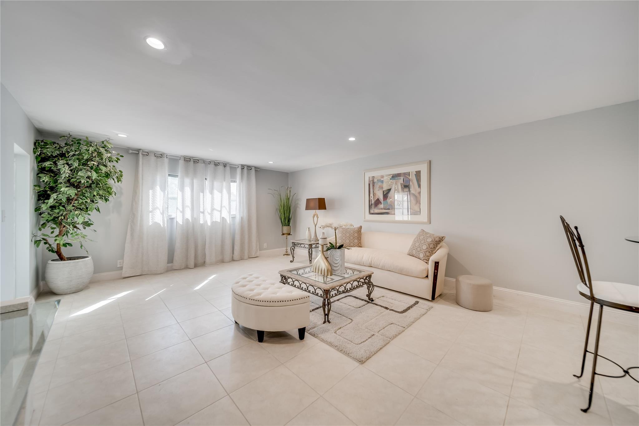 CASTLE APARTMENTS #10 - Residential