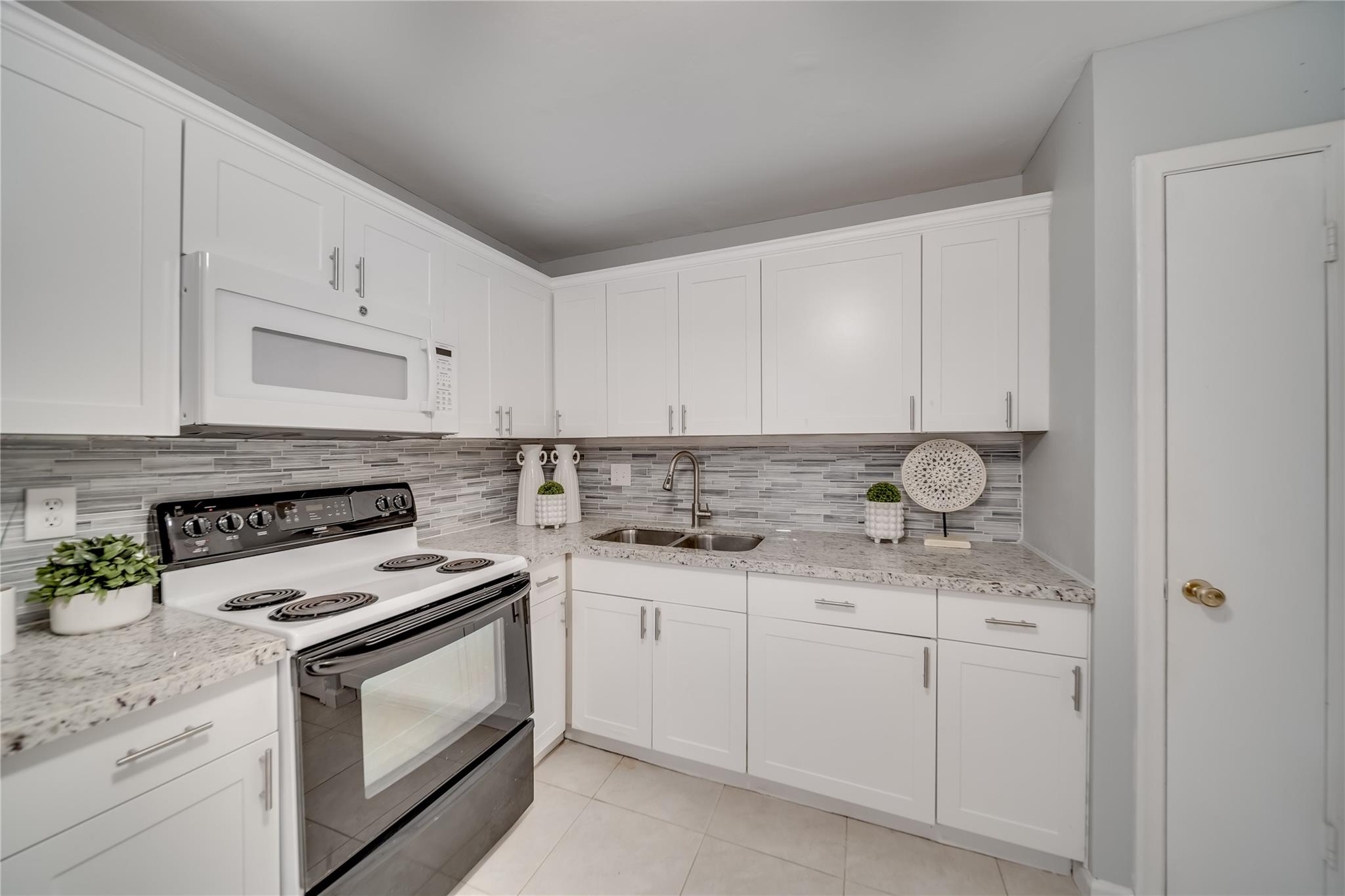 CASTLE APARTMENTS #10 - Residential