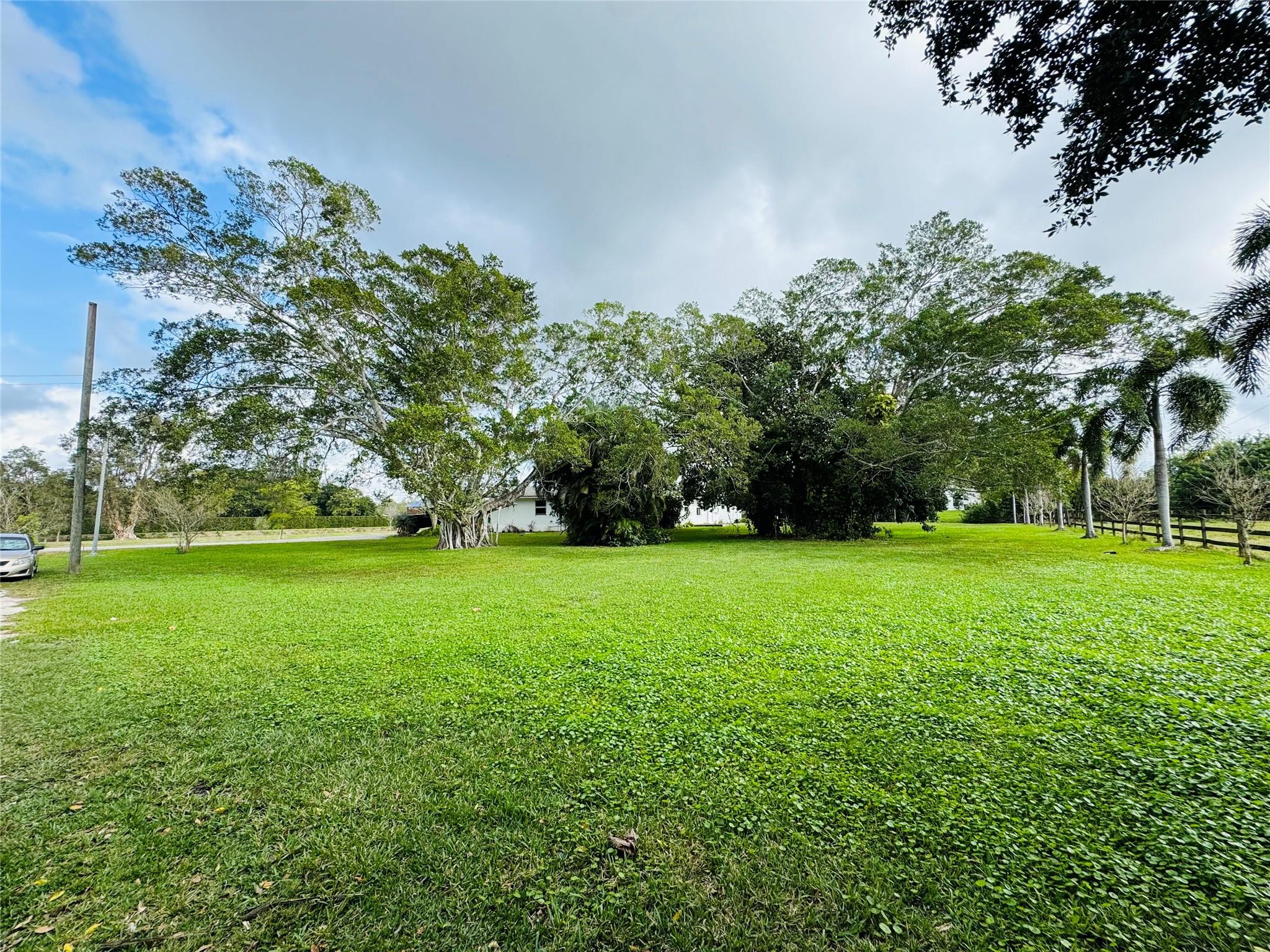 SUNSHINE RANCHES - Land