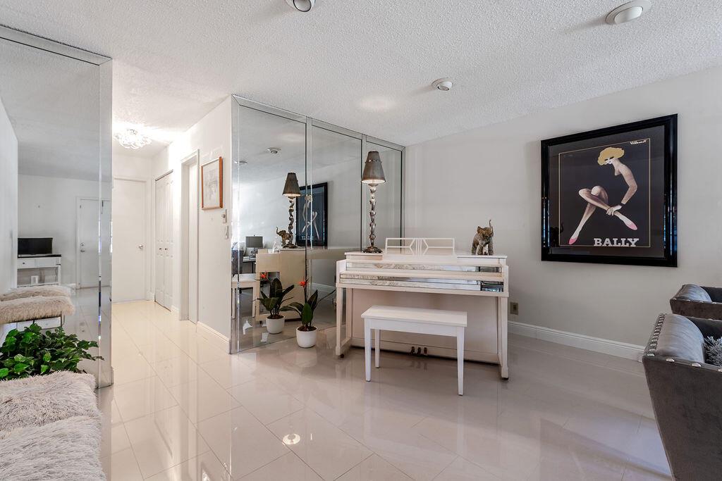 DELRAY VILLAS 3 - Residential