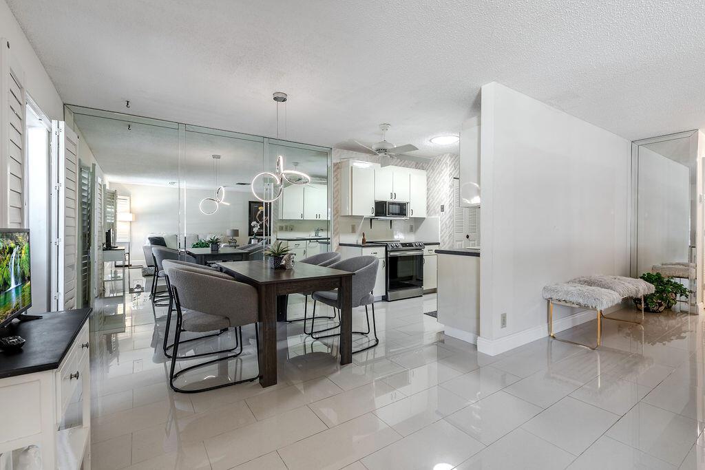 DELRAY VILLAS 3 - Residential