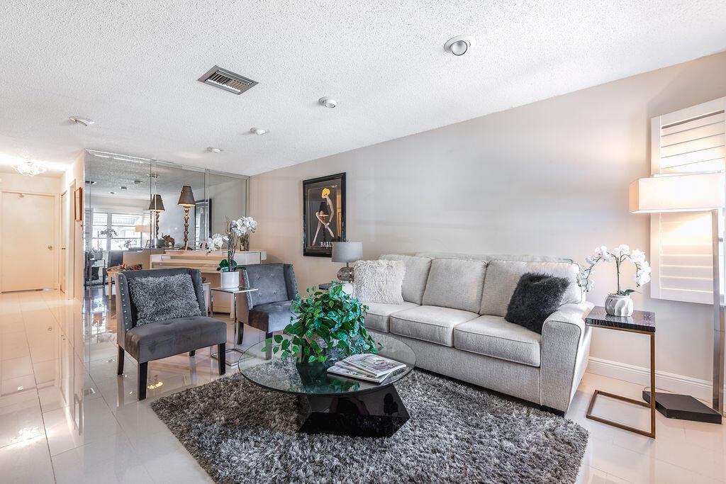 DELRAY VILLAS 3 - Residential