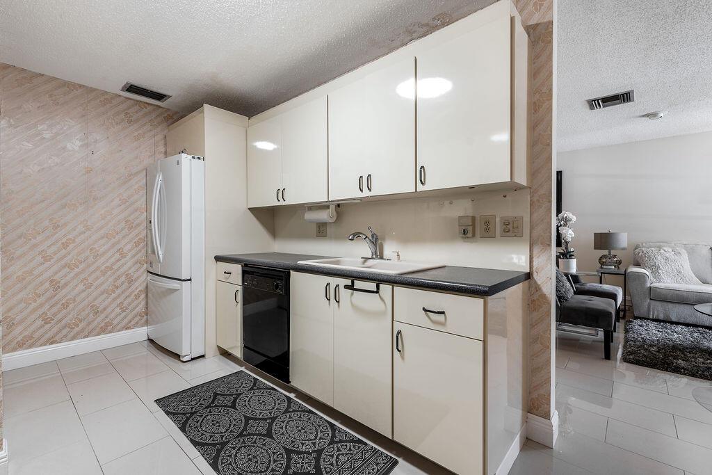 DELRAY VILLAS 3 - Residential