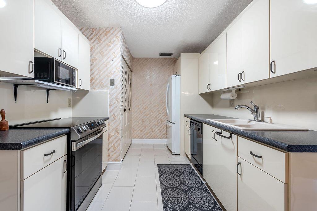 DELRAY VILLAS 3 - Residential