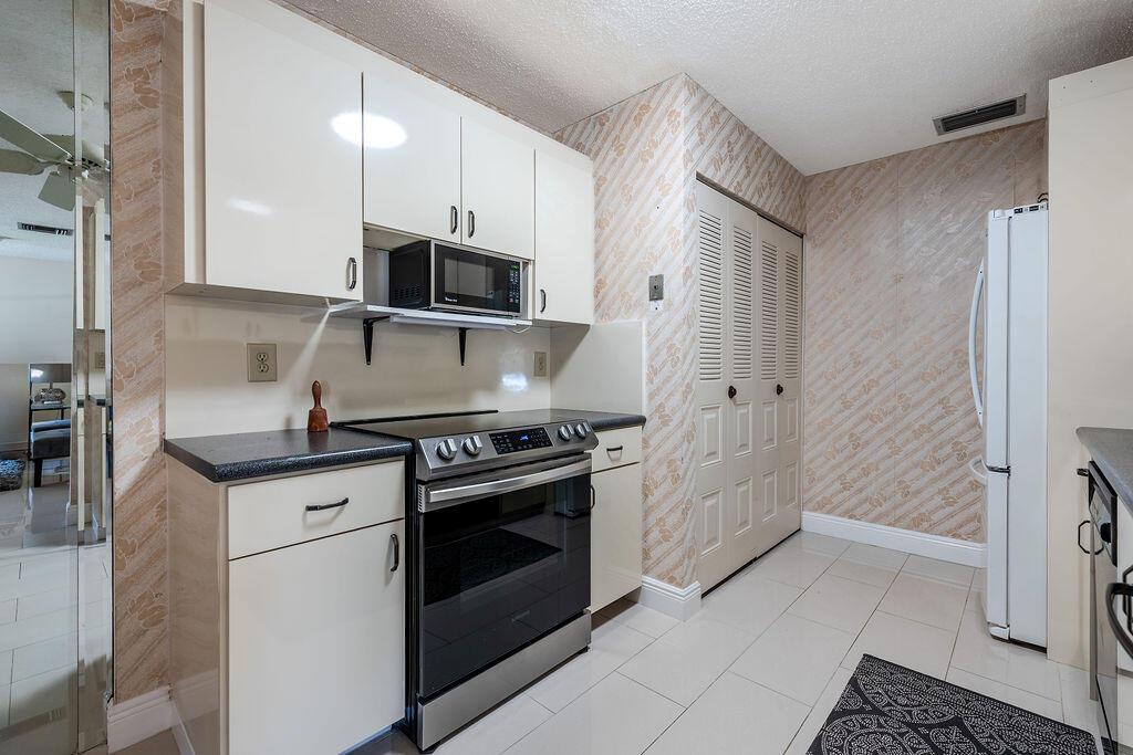 DELRAY VILLAS 3 - Residential