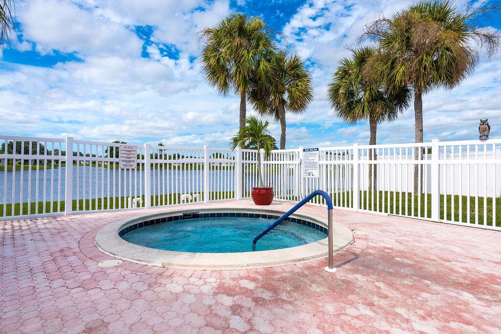 DELRAY VILLAS 3 - Residential