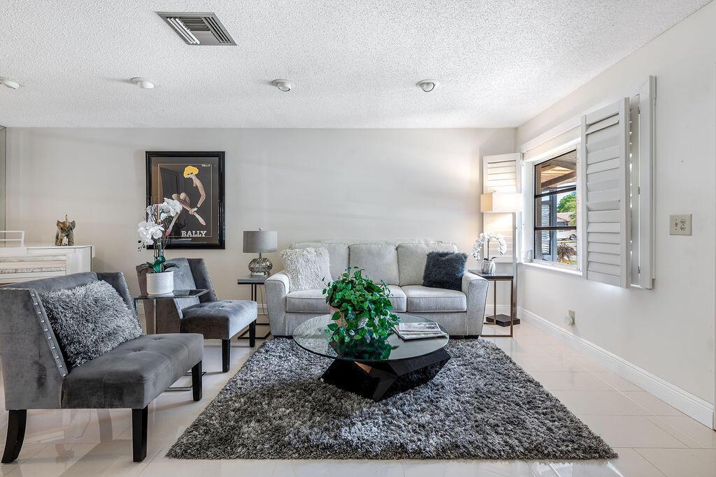 DELRAY VILLAS 3 - Residential